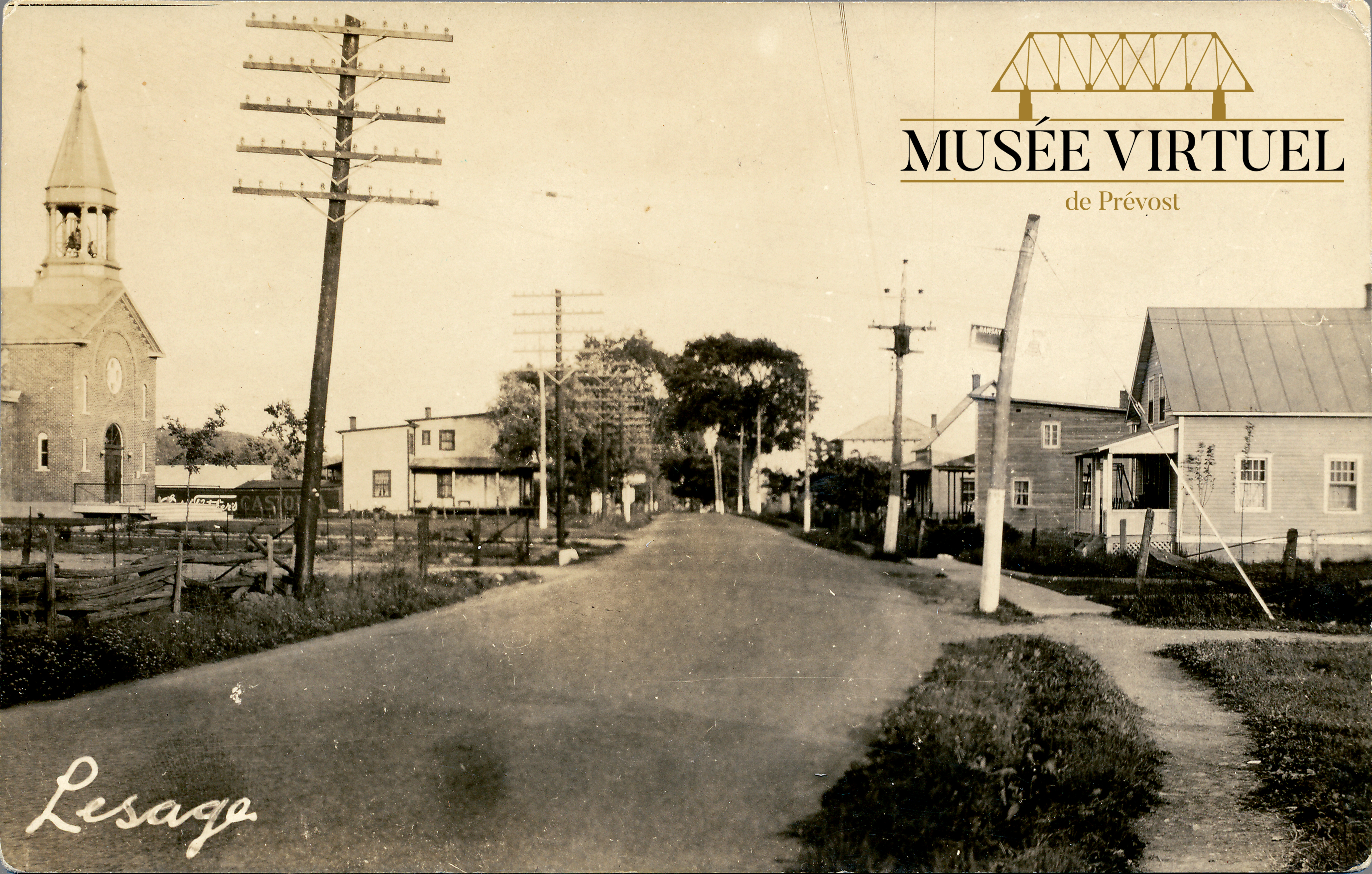 1. Vue sur le centre du village du Vieux-Lesage depuis la rue Principale (vue vers le sud), près de l'église Saint-François-Xavier - Collection de Guy Thibault