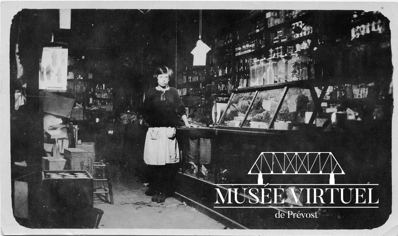 1. Gilberte Morin dans le magasin général des Morin vers 1933 - Collection de la famille Morin