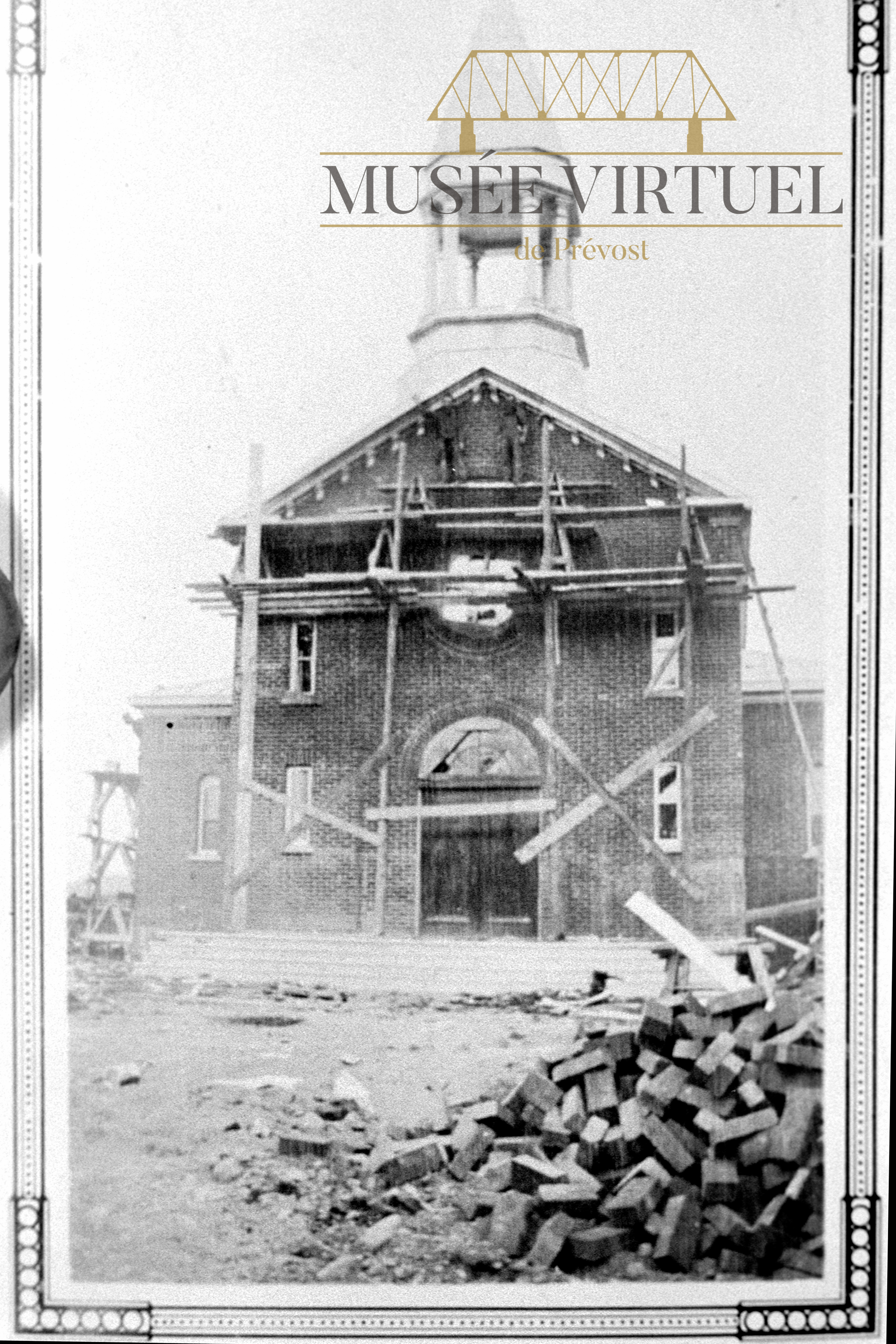 3. L'église Saint-François-Xavier en construction, en 1927 - Collection du Conseil de la Fabrique dans le cadre d'une exposition organisée pour l'anniversaire de la paroisse Saint-François-Xavier en 1988