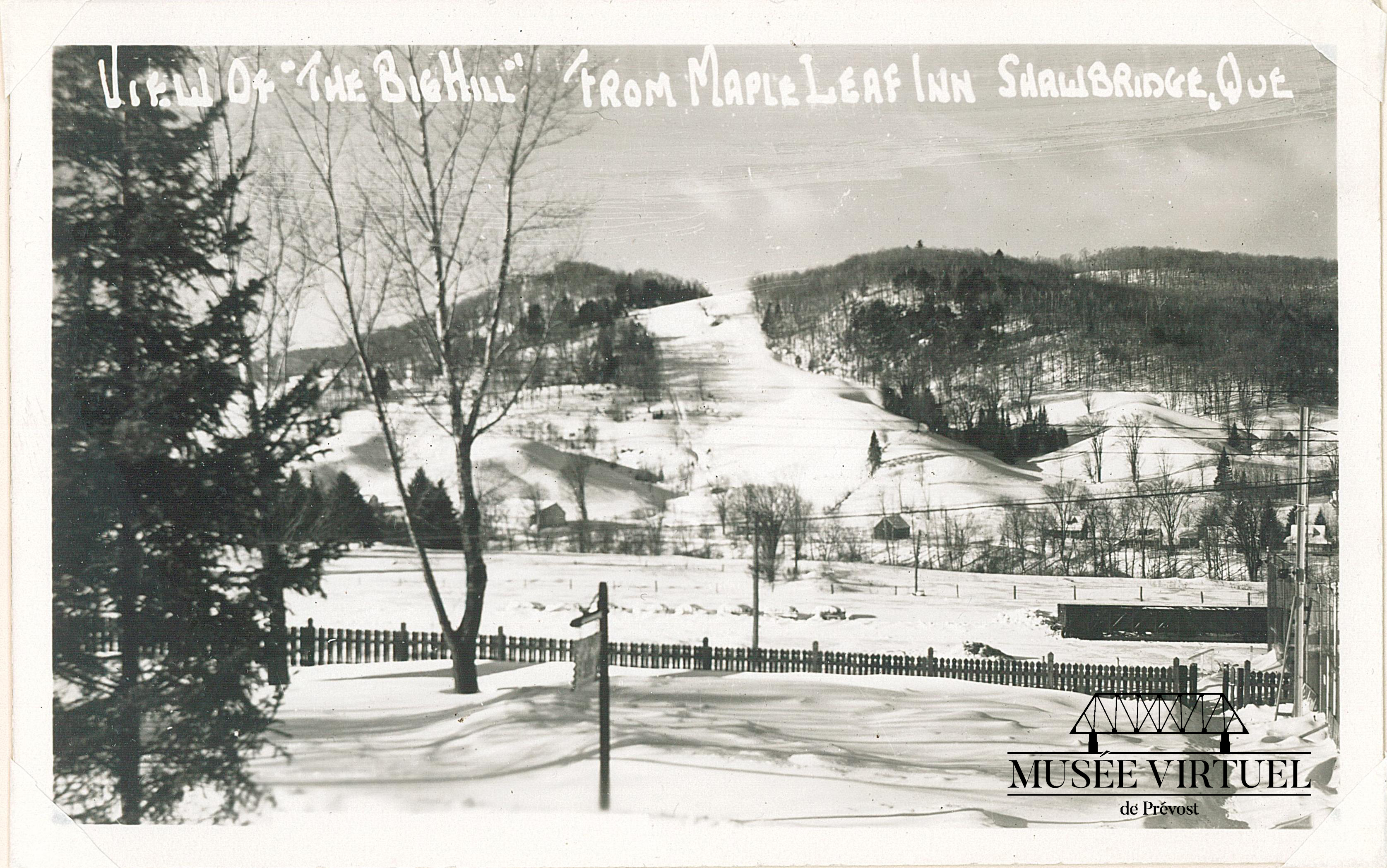 12. Vue du Big Hill depuis le Maple Leap Inn près du tennis, vers 1935 - Collection de Guy Thibault