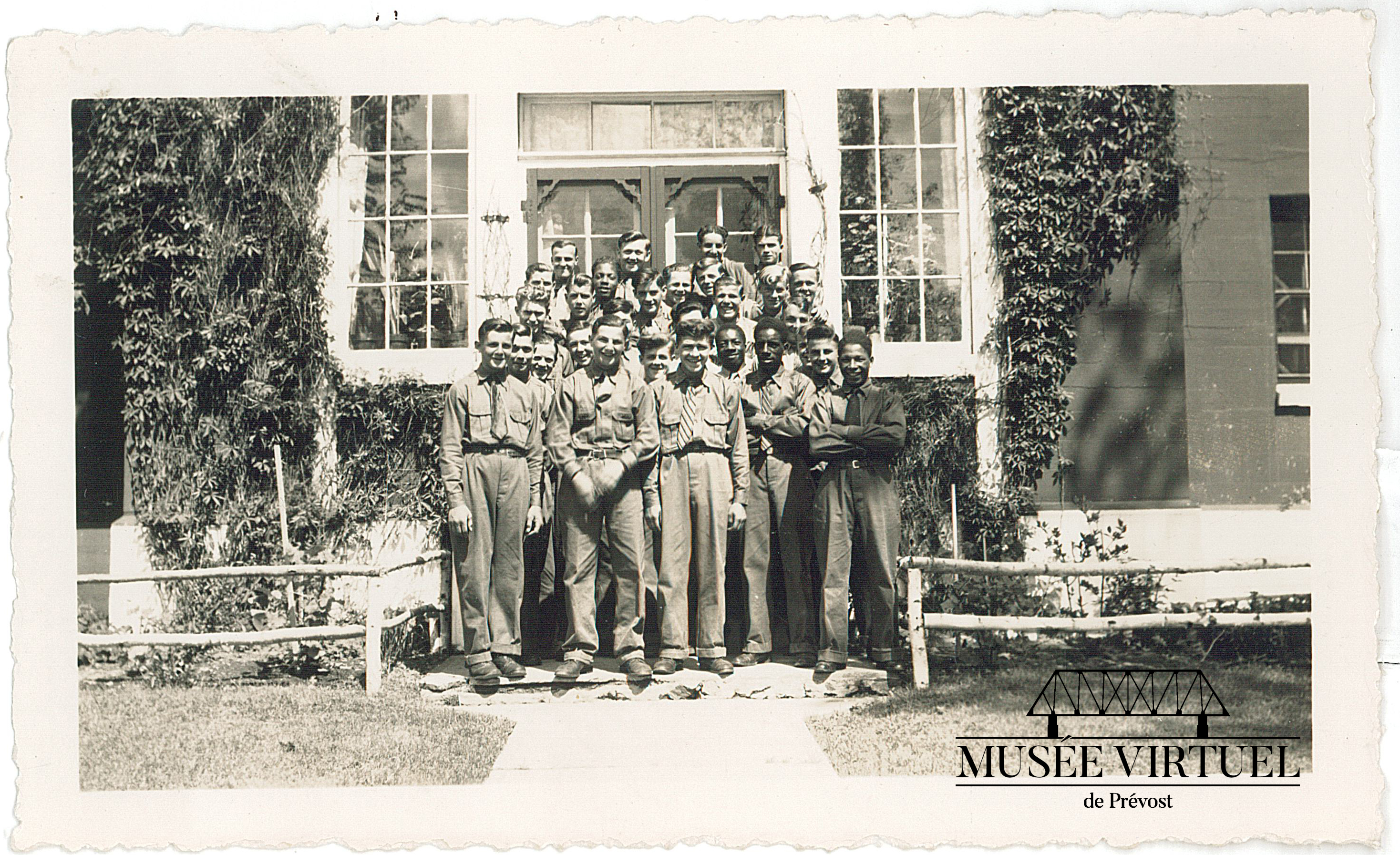 Un groupe de garçons devant un édifice du Boy's Farm - Collection de Sheldon Segal