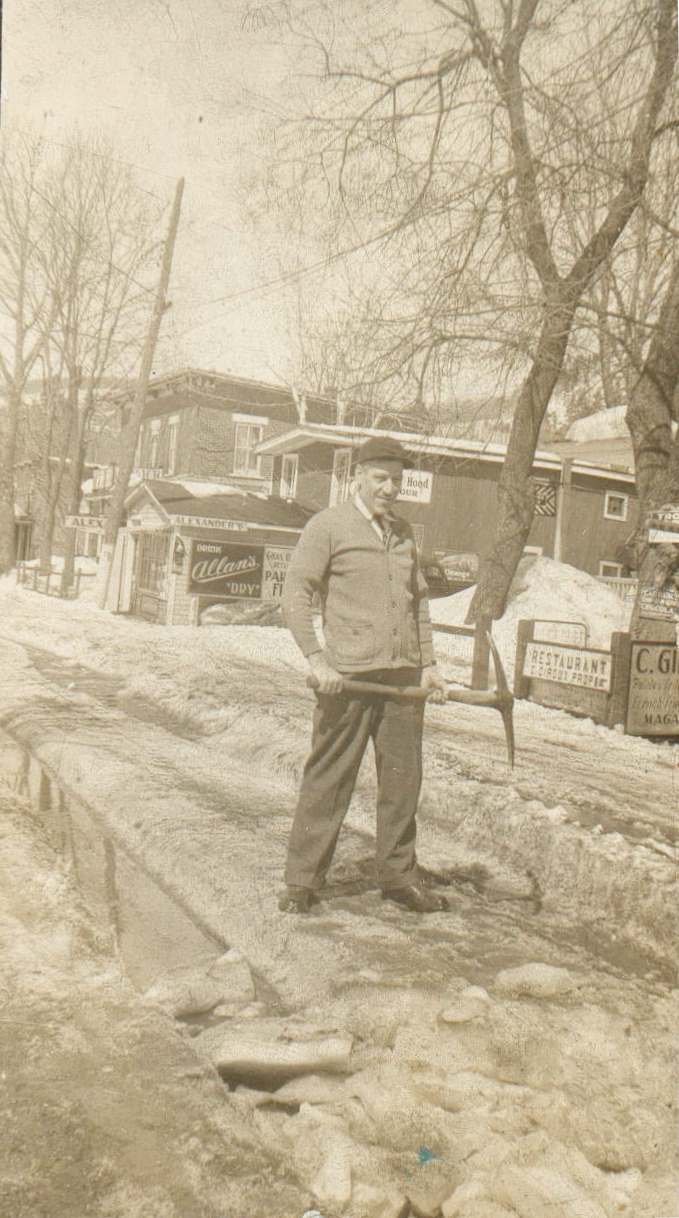 1. Devant le restaurant chez Charles Giroux situé au 1282, rue Principale - Collection de Benoît Guérin