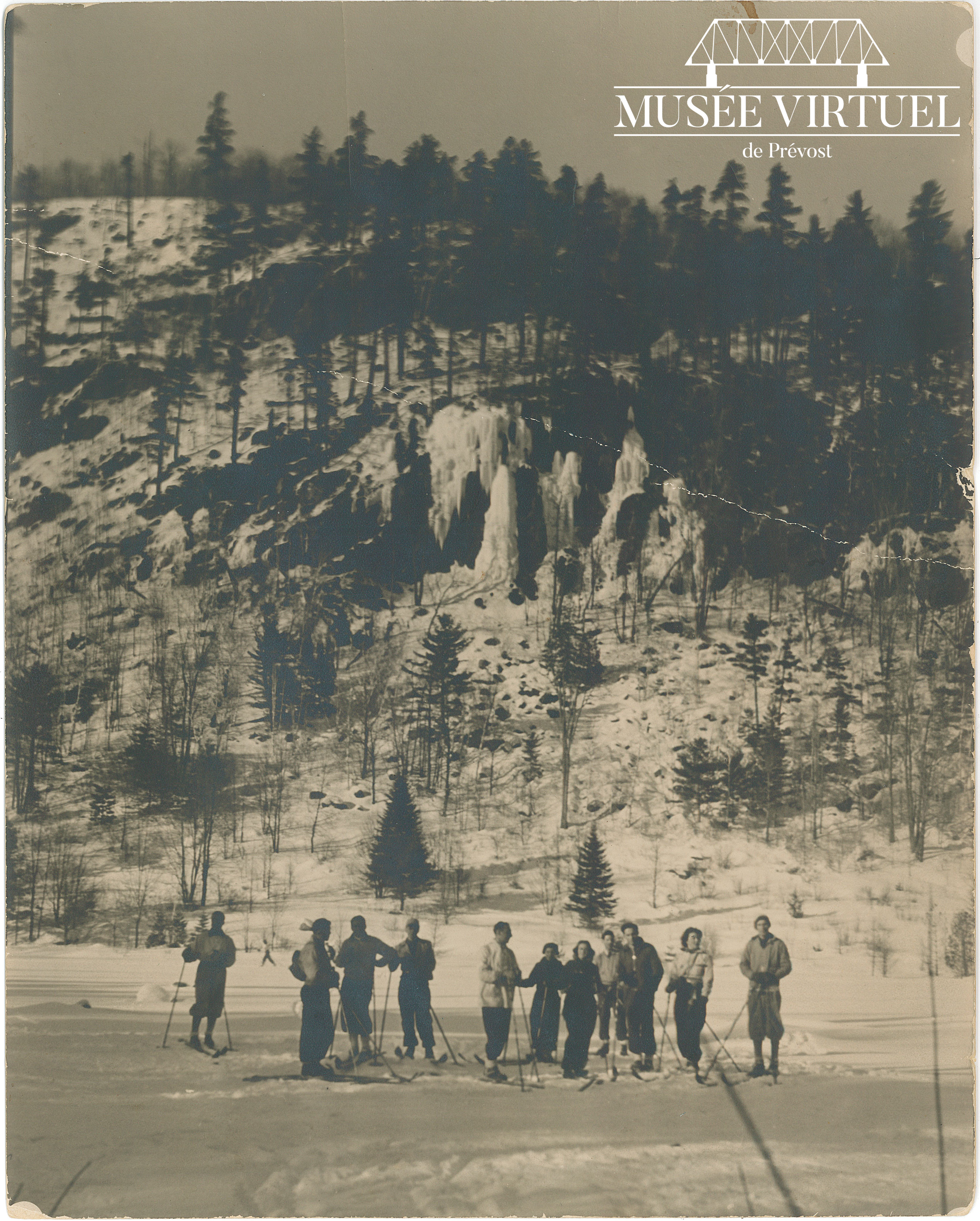 Les garçons du Boy's Farm skiant au pied des falaises vers 1937 ou 38 - Collection de Sheldon Segal