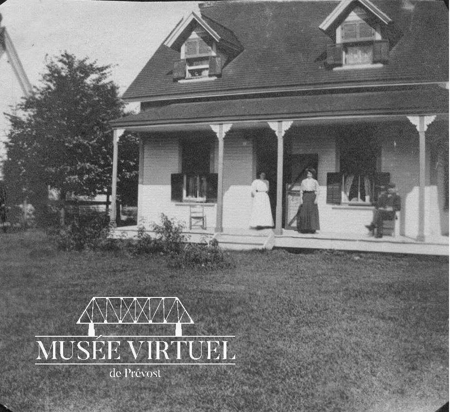 1. Abercrombie Cottage vers 1915-1920 si on se fit à l'habillement typique pour l'époque - Collection de la famille McAllister