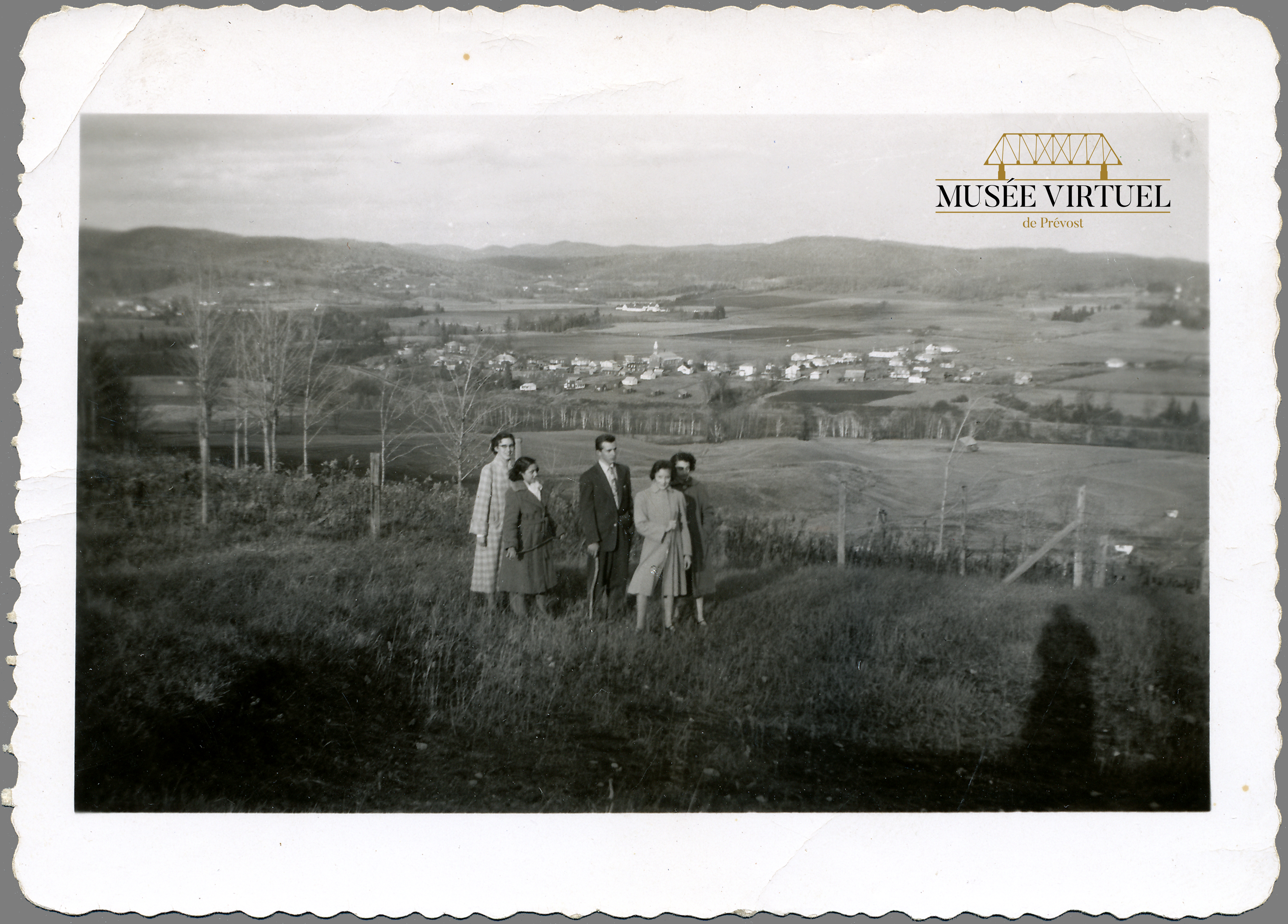 2. Sur la limite de ce qu'on appelait la 'côte à Boucane' avec vue sur le Vieux-Lesage depuis le Sommet Parent, le 2 octobre 1954. Réjeanne Brosseau, François Bertrand, René Bertrand, Gisèle Brosseau et Thérèse Bertrant (de gauche à droite) - Collection de la famille Brosseau