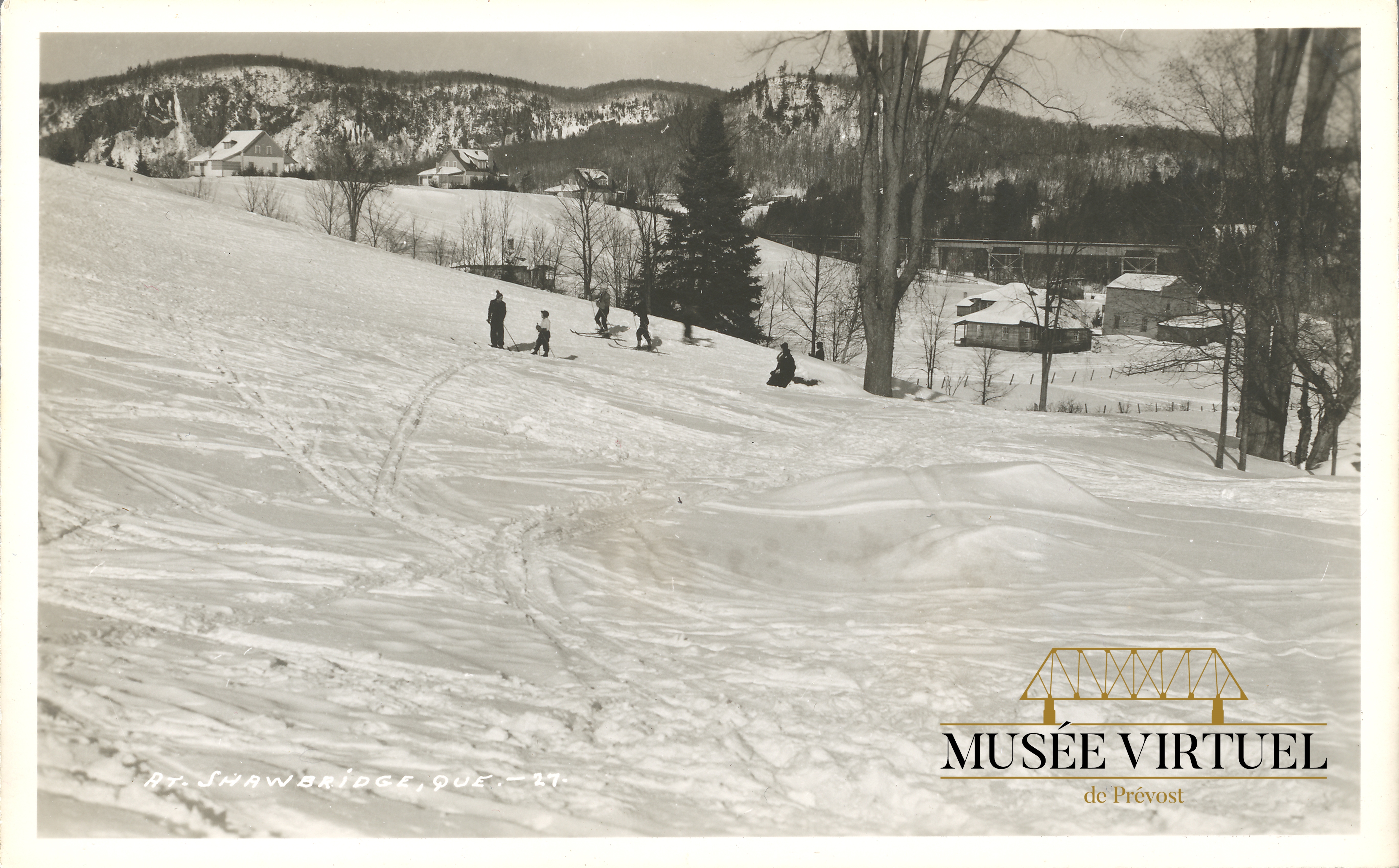 3. Skier à proximité du village sur la terre de Gordon Shaw, après 1933 - Collection de Guy Thibault