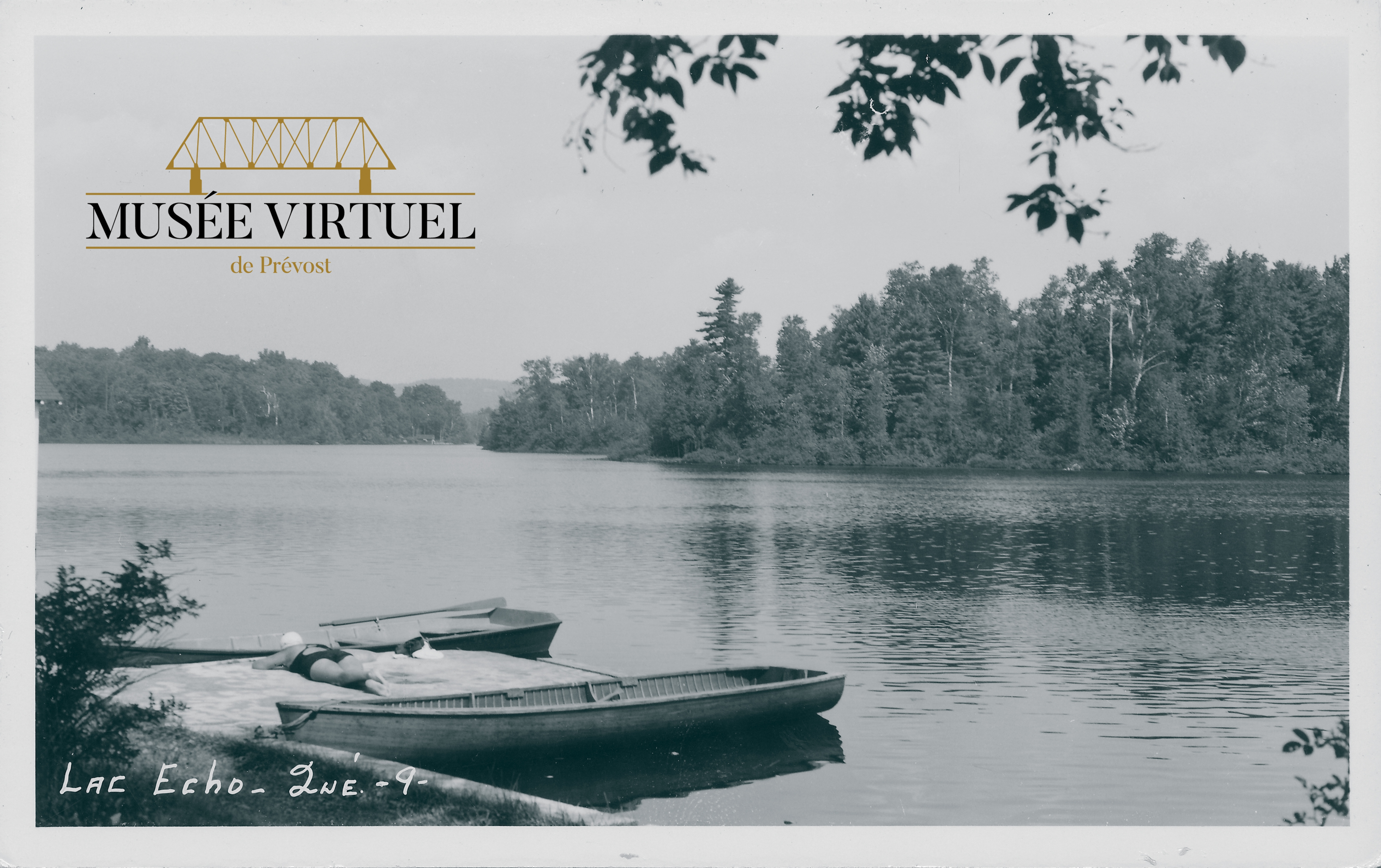 11. Une dame se faisant bronzer sur un quai du Lac Écho vers 1940 - Collection de Guy Thibault - © Ludger Charpentier