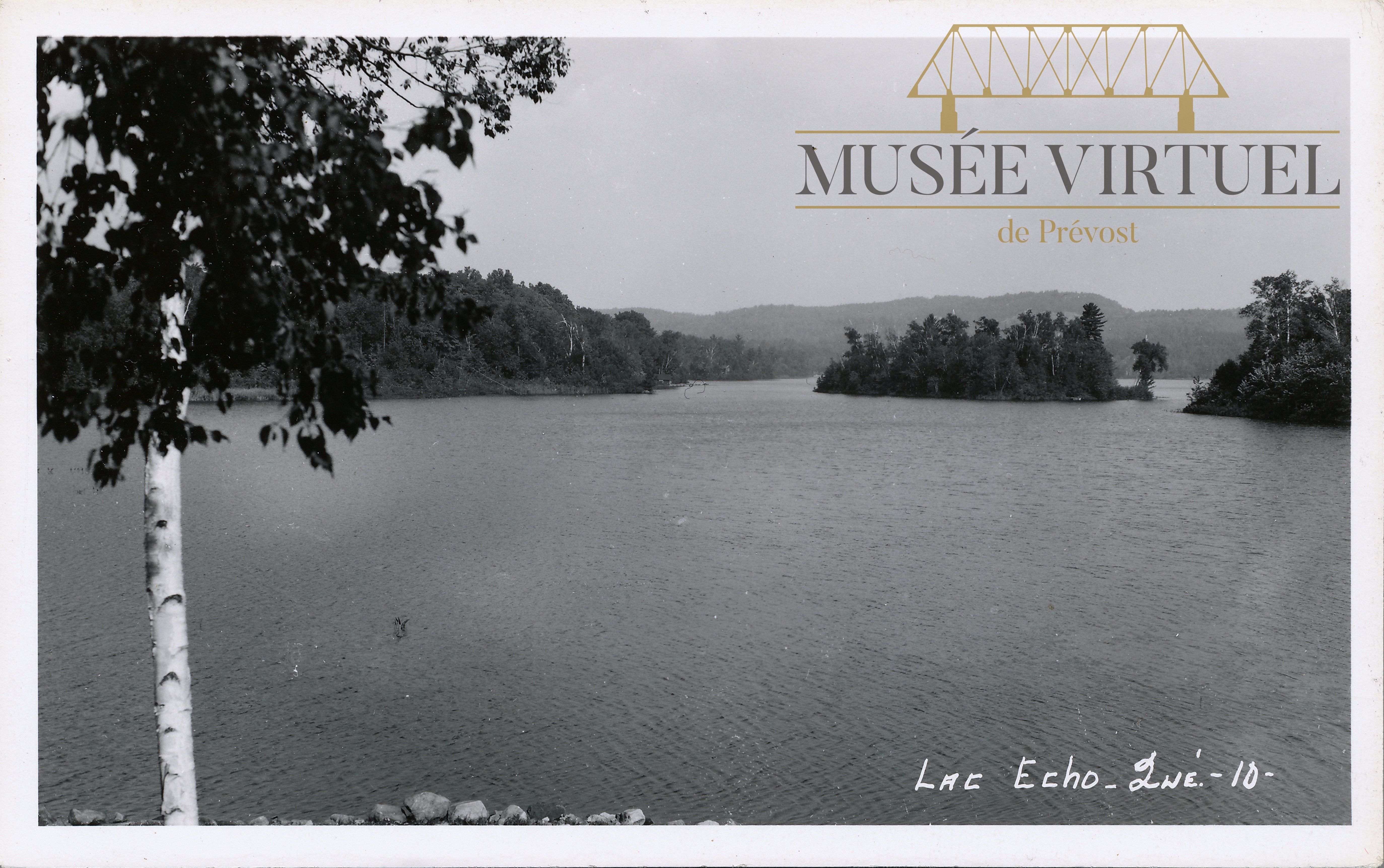12. Lac Écho où on voit 2 des 14 îles vers 1940 - Collection de Guy Thibault - © Ludger Charpentier