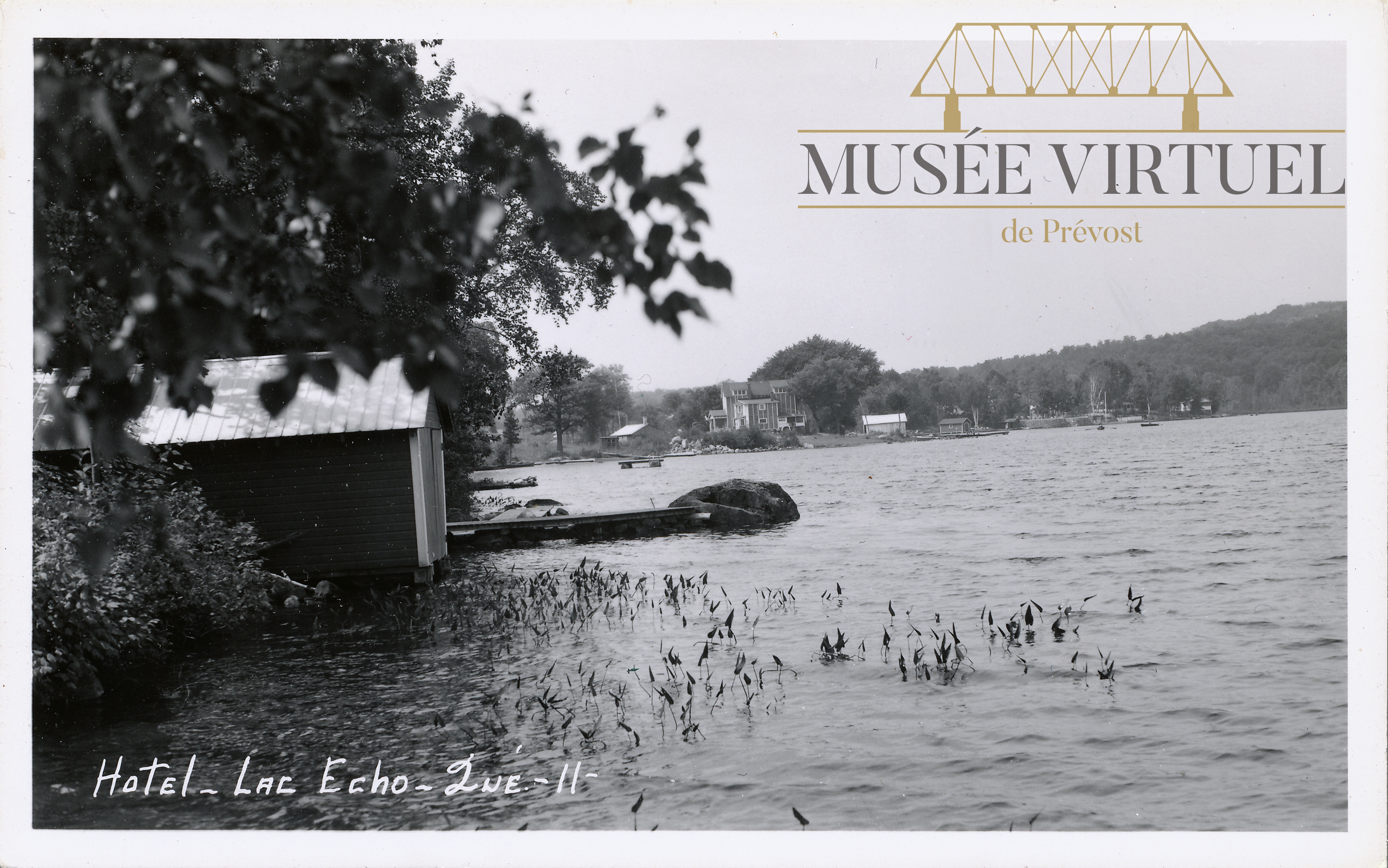 13. L'Hôtel Rendez-vous ou Rainville vu du Lac Écho, en arrière-plan au centre, vers 1940 - Collection de Guy Thibault - © Ludger Charpentier