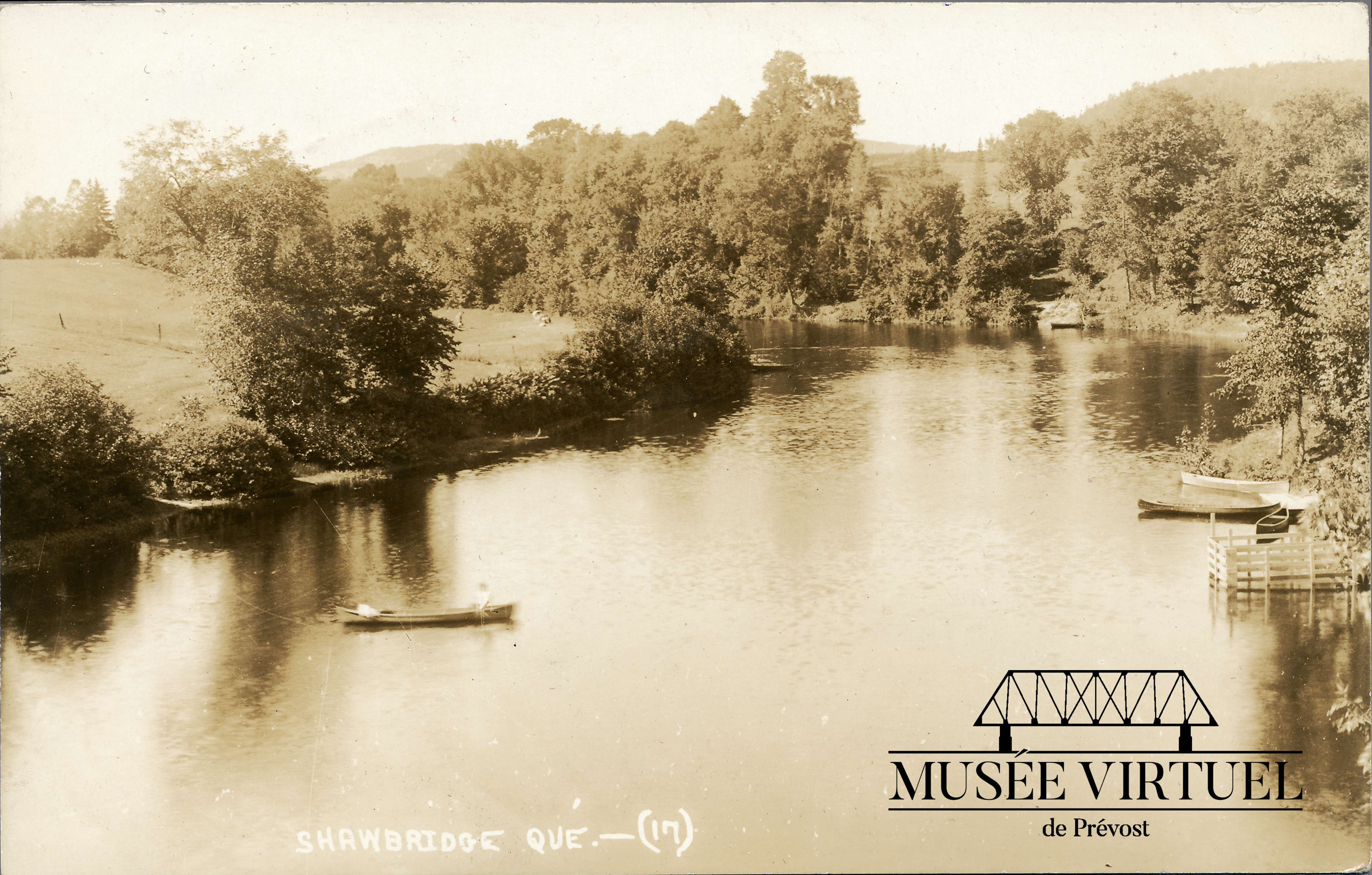 11. En canot sur la Rivière du Nord; vue à partir du pont Shaw, le Vieux-Prévost se situant à gauche et le Vieux-Shawbridge à droite vers 1932 - Collection de Guy Thibault - © Ludger Charpentier