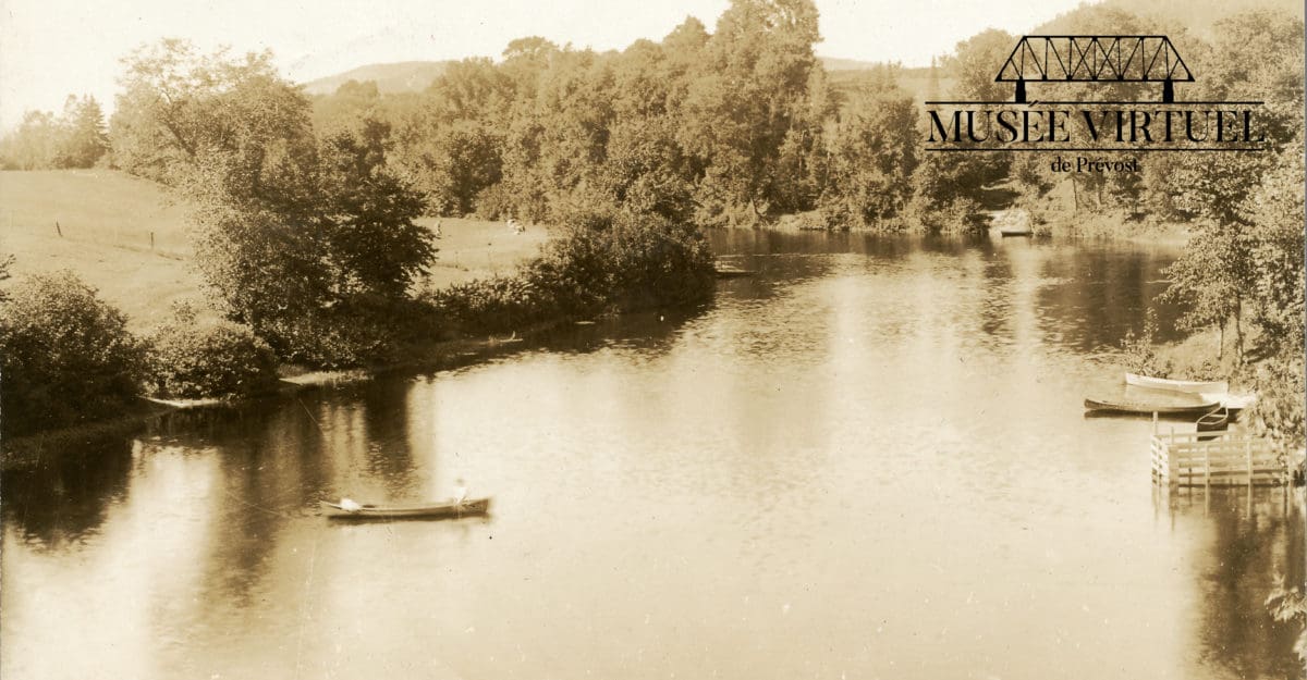 En canot sur la rivière du Nord; vue à partir du pont Shaw, le Vieux-Prévost se situant à gauche et le Vieux-Shawbridge à droite, vers 1932 - Collection de Guy Thibault - © Ludger Charpentier
