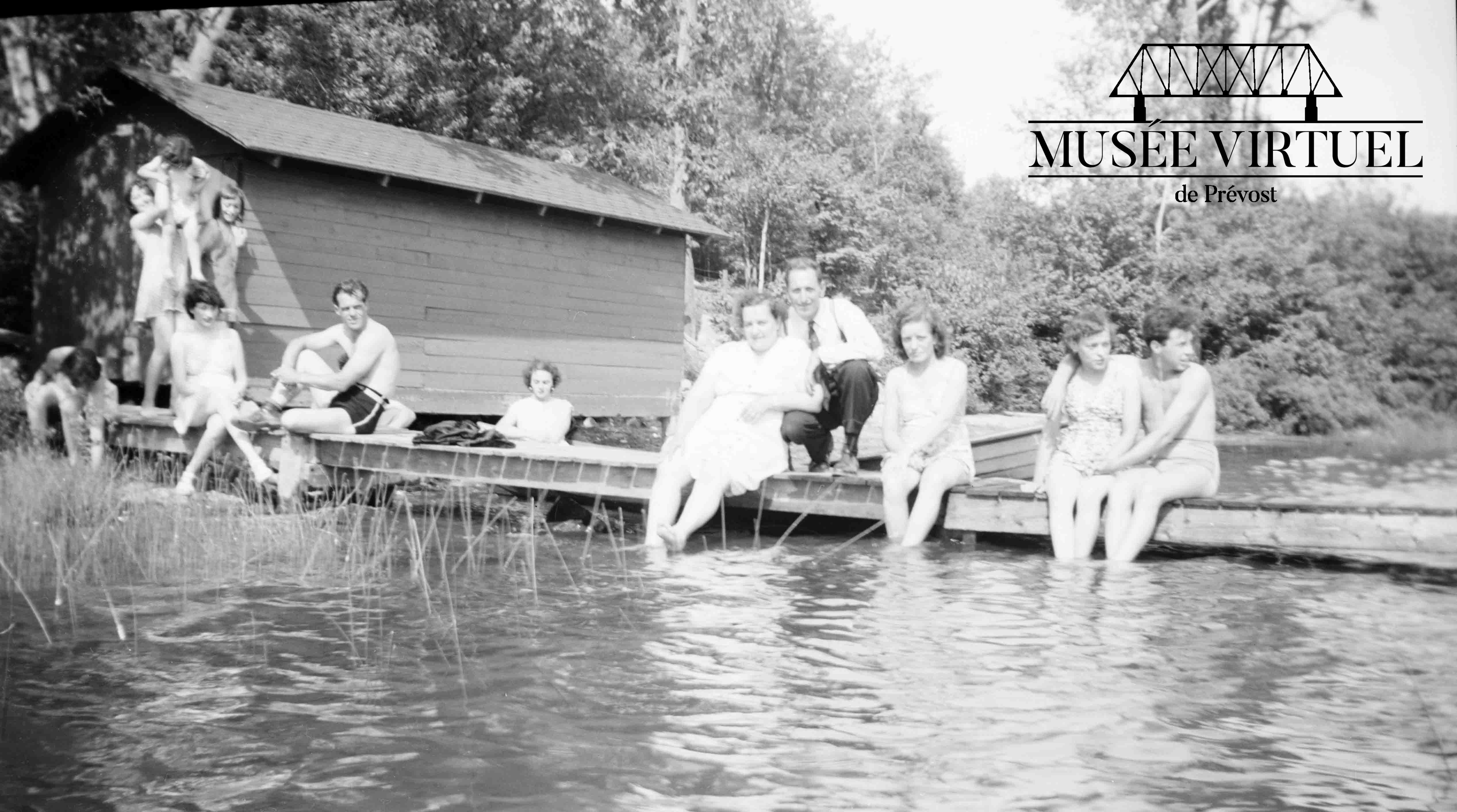 15. La famille Brosseau en baignade au Lac Écho avec des amis. On y voit Réjeanne Brosseau dans le trio à gauche, Aline et Rolland Raymond, Yolande, Isaïe et Délicia, Marie-Marguerite et Lucille et son chum - Collection de la famille Brosseau