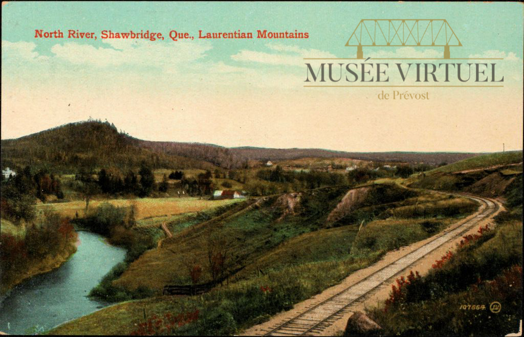 6. Vue sur la Rivière du Nord ainsi que le chemin de fer du C.P. depuis un endroit situé près du Boy's Farm vers 1900 - Collection de Bibliothèque et Archives nationales du Québec - © Valentine & Sons