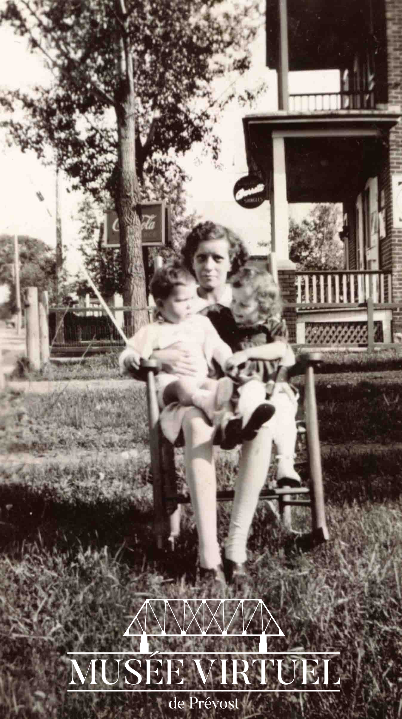 4. Marie-Marguerite gardant deux enfants tout près du magasin Venne en 1944 - Collection de la famille Brosseau