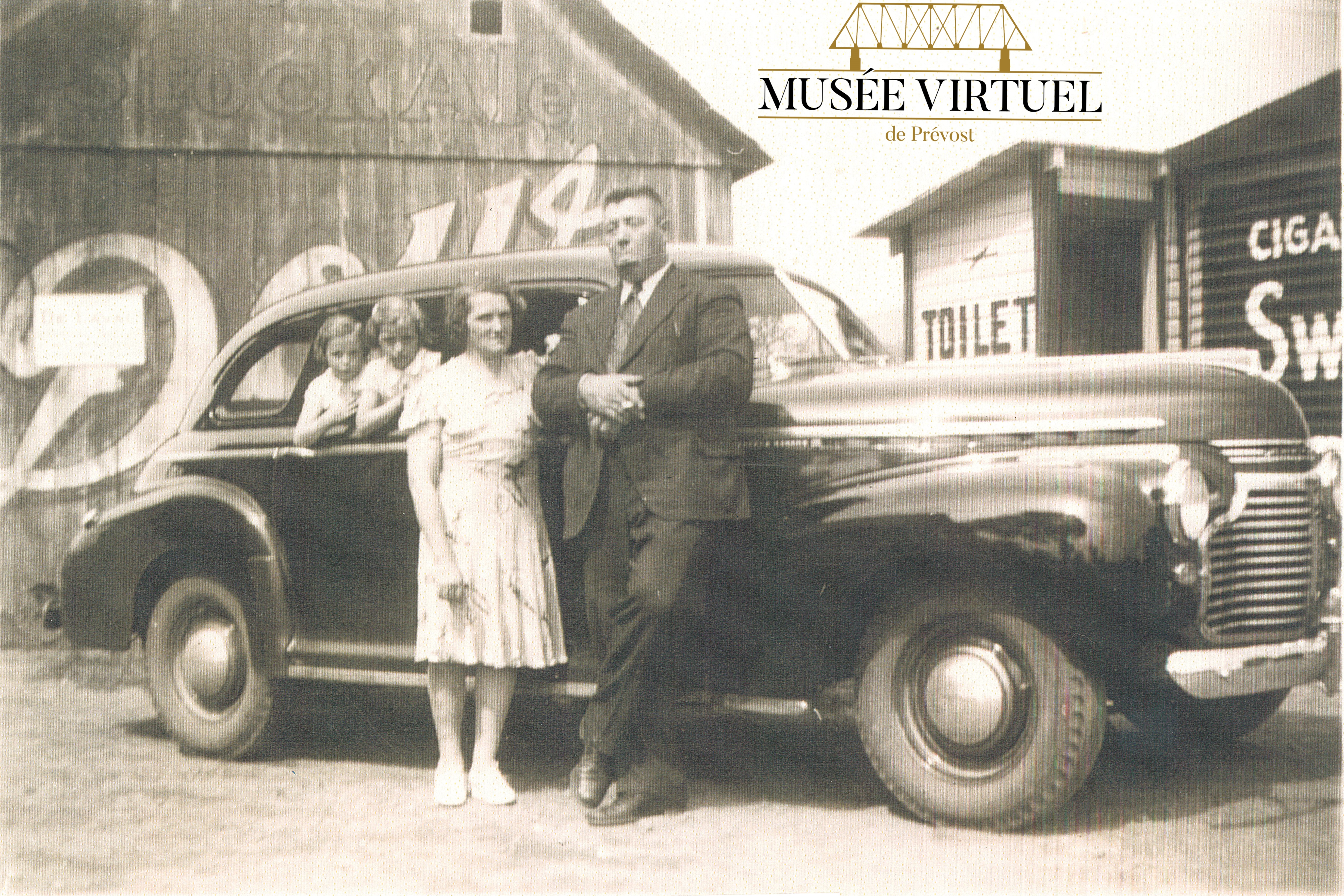 6. Euclide Lesage avec sa femme, ainsi que Annette Giroux et Monique Lesage en 1941 - Collection de Réjean Lesage