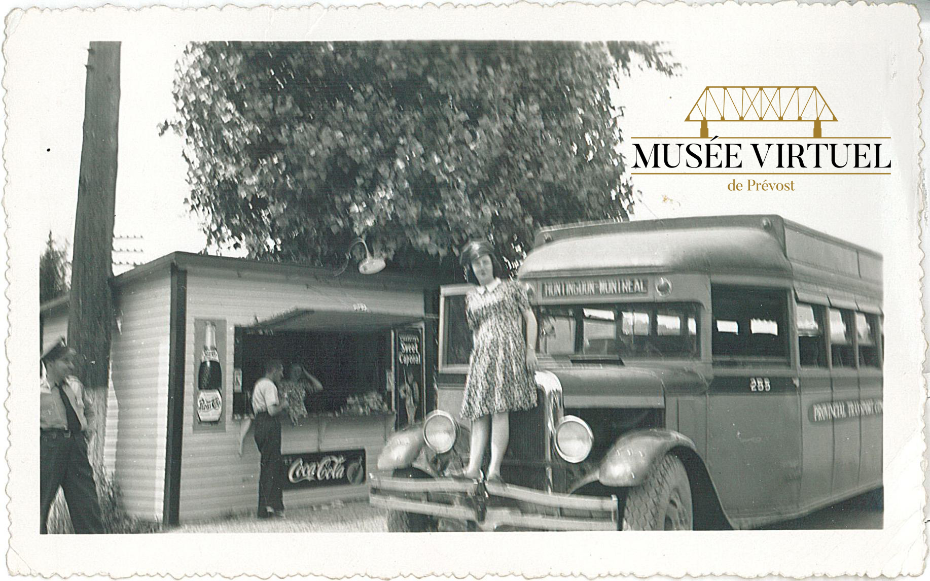 4. Solange Paquette debout sur un autobus intermunicipal vers la fin des années '20 devant la cantine voisine d'Euclide Lesage - Collection de la famille Bourassa