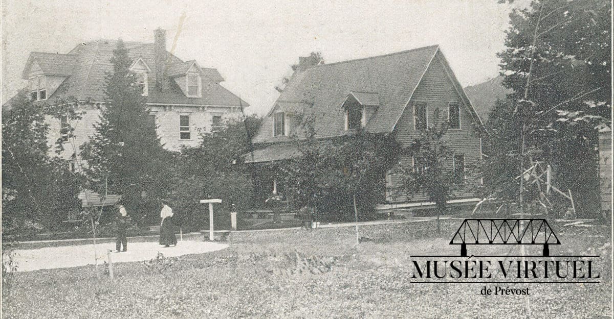Maison aux 7 lucarnes, à gauche, vers 1920 - Collection de Sheldon Segal