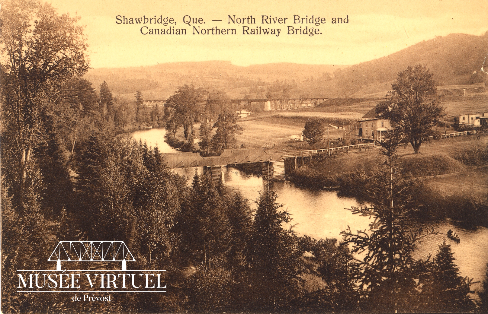6. Pont Shaw vers 1922, en bois à l'époque. On y a une vue sur le Vieux-Prévost situé à l'Ouest de la rivière du Nord. On y voit aussi le pont du chemin de fer du C.N. à l'arrière-plan - Collection de Benoit Guérin