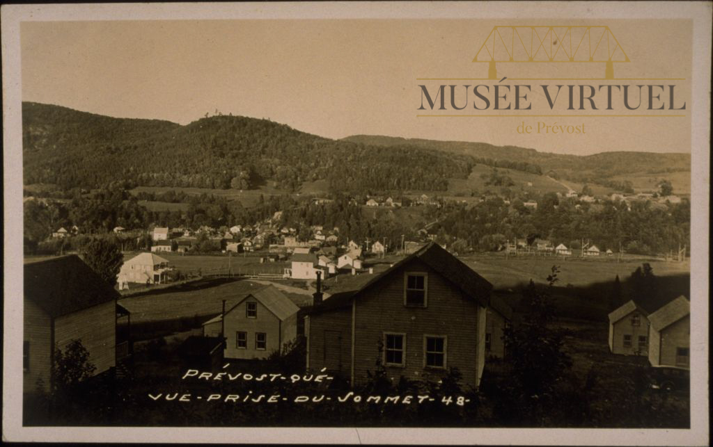 2. Vue de la montage derrière les 9 maisons (Chalets Morin) - Collection de Bibliothèque et Archives nationales du Québec
