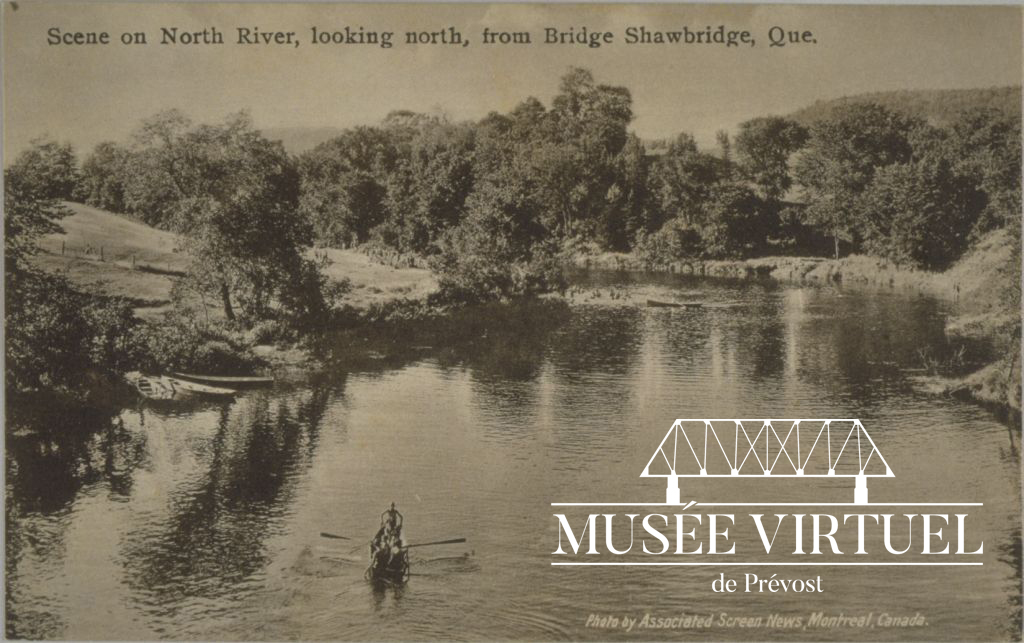 10. En chaloupe sur la Rivière du Nord; vue à partir du pont Shaw, le Vieux-Prévost se situant à gauche et le Vieux-Shawbridge à droite - Collection de Sheldon Segal - © Associated Screen News, Mtl