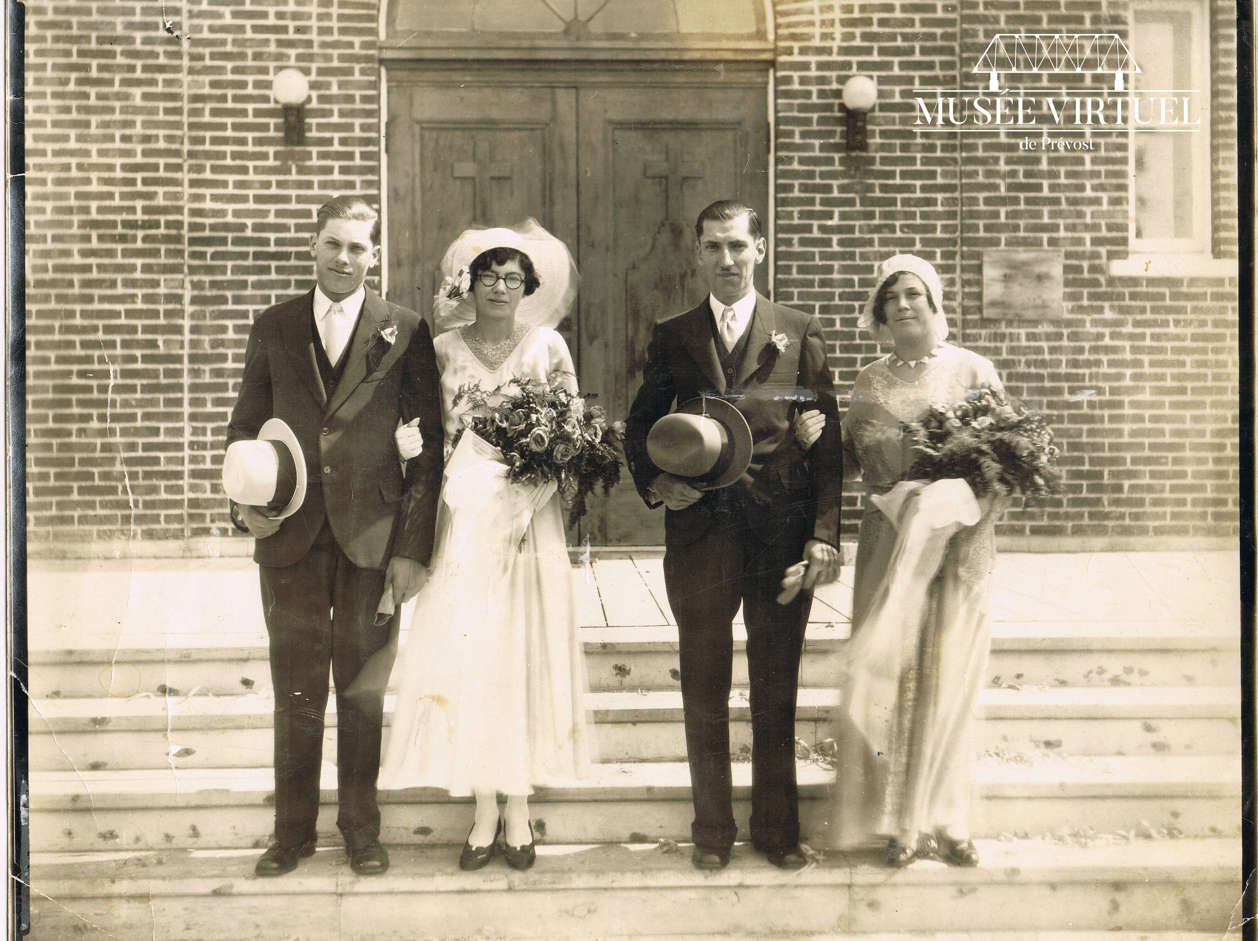 5. Les ancêtres Chapleau et Morin en 1930. On y voit Gustave Chapleau et Gilberte Morin, parents de Serge Chapleau, ainsi que Victor Morin et Marguerite Chapleau, parents de Marie Morin lors de leurs mariages à l'Église Saint-François-Xavier - Collection de Marie Morin