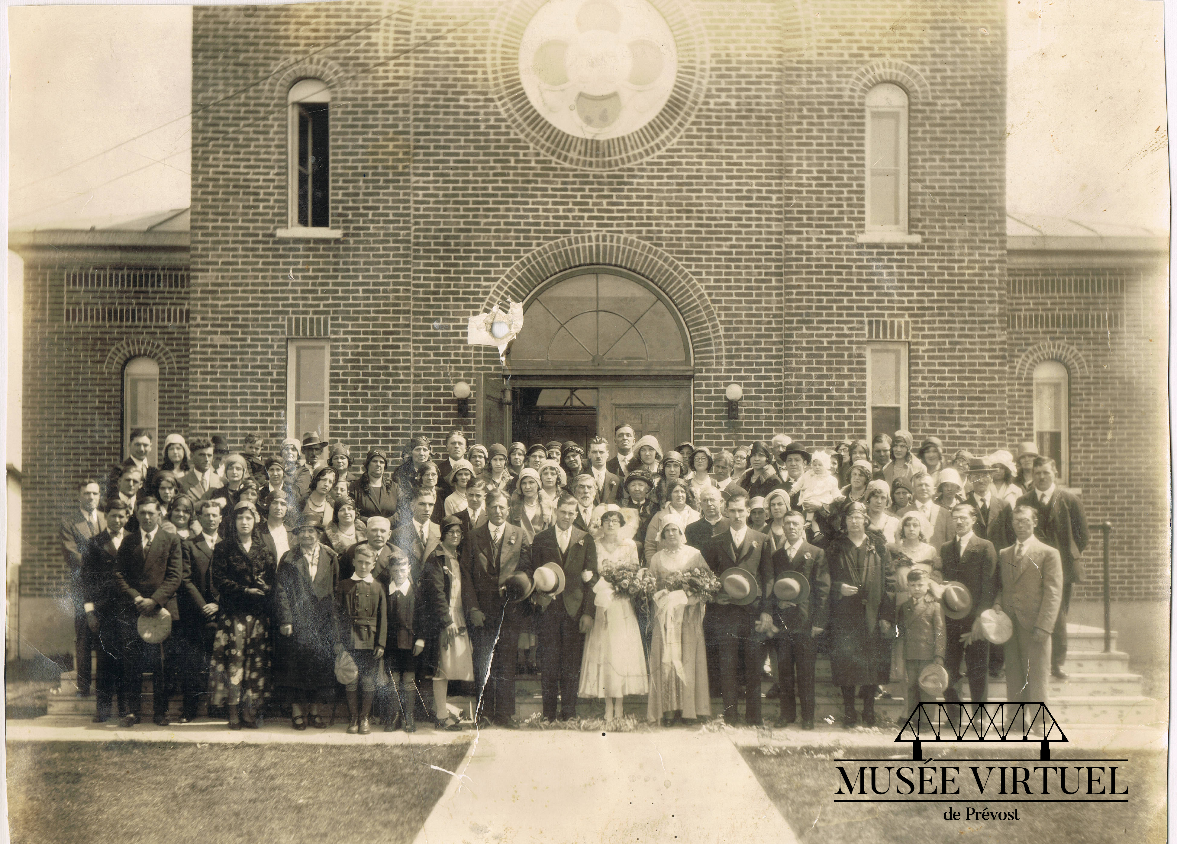 6. Photo de famille des ancêtres Chapleau et Morin en 1930 lors du mariage de Gustave Chapleau et Gilberte Morin ainsi que de Victor Morin et Marguerite Chapleau à l'Église Saint-François-Xavier - Collection de Marie Morin