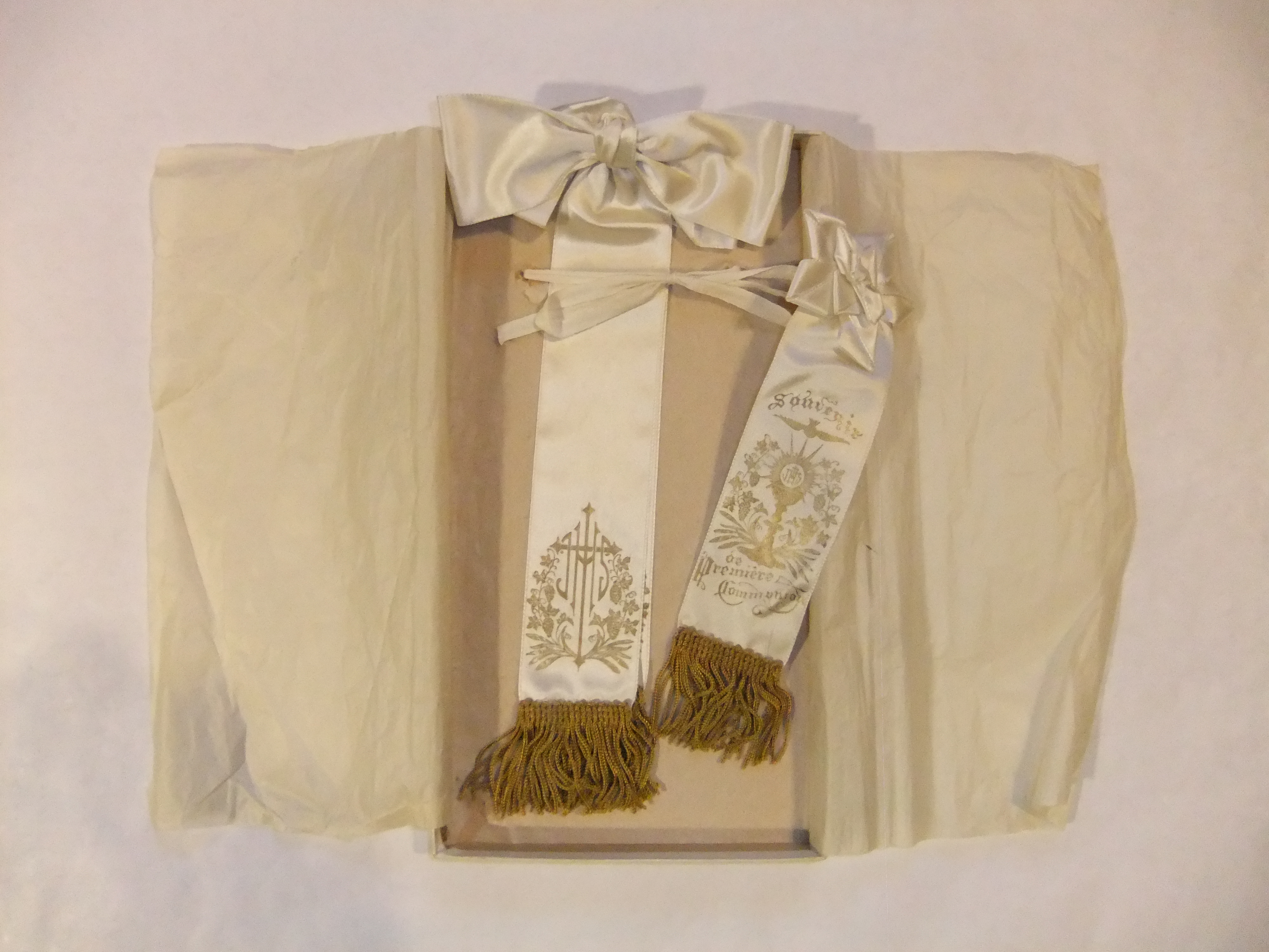 7. Exemple de brassard et de ruban d'une 1ère communion - Collection de Guy Thibault