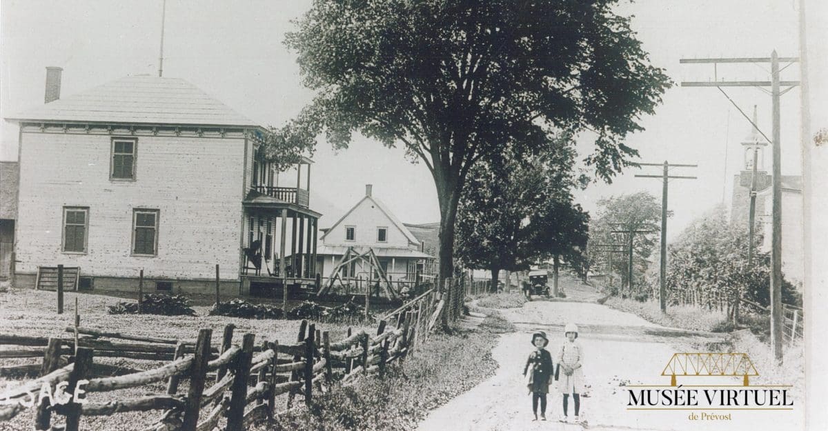 Maison Aldéric-Renaud, vers les années 1920, située près de l'ancienne église (visible à droite) - Collection de Guy Thibault