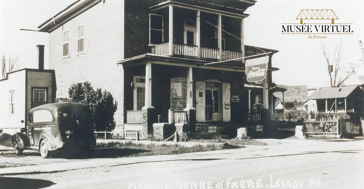 Au magasin général Venne, qui fut aussi le bureau de poste et appartenait originalement à Aldéric Renaud, en 1950 - Collection de Réjean Lesage