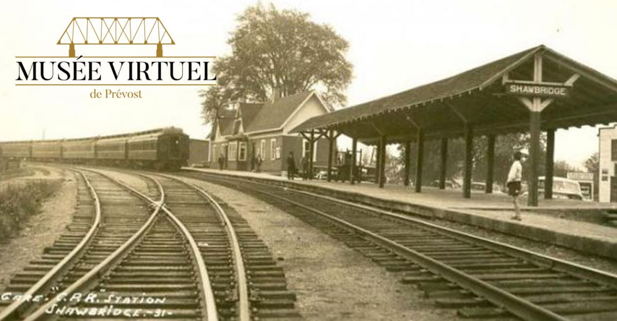 Gare du C.P. de Shawbridge, vers 1940, où on remarque, grâce à la présence de trois voies et au superbe auvent-marquise, l'affluence importante de l'époque - Collection de la gare de Prévost - © Ludger Charpentier