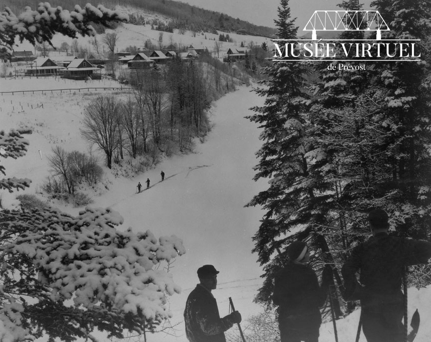10. Skieurs avec vue sur le Vieux Prévost et le tennis du Bridge House - Collection de Archives Canada