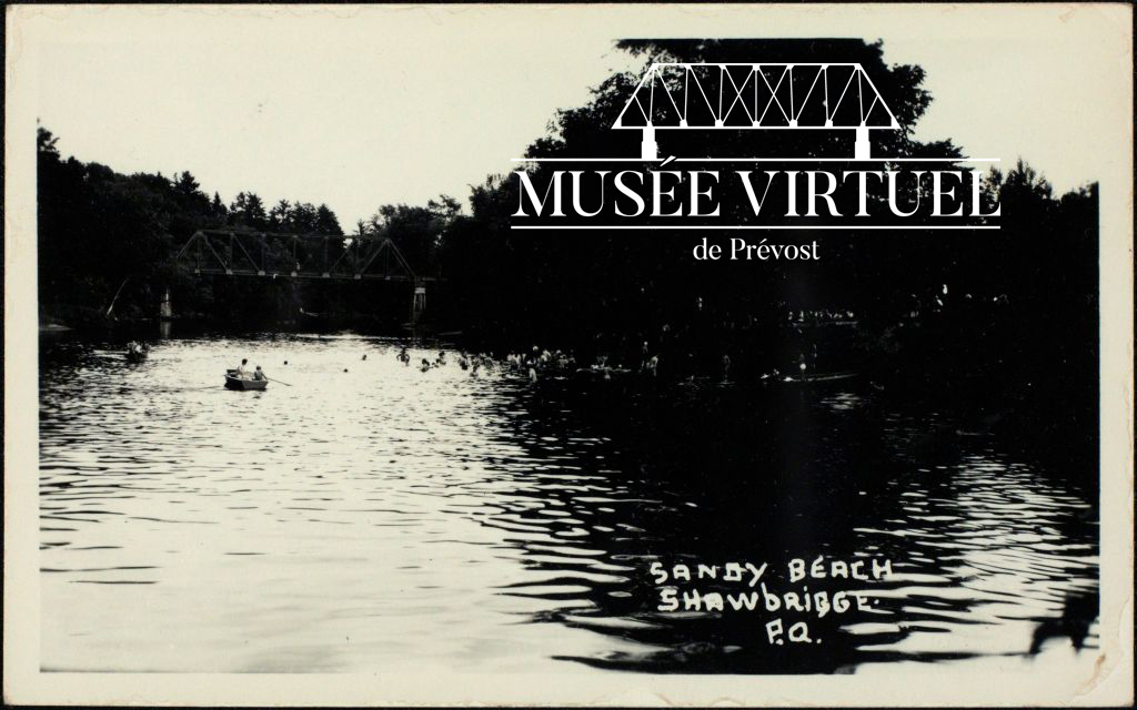 13. Sandy Beach était une plage très prisée des amateurs de baignade à cette époque. Elle était situé au Nord du Pont Shaw et la plage était situé du côté du Vieux-Prévost. On peut d'ailleurs apercevoir le pont Shaw en arrière-plan, vers la gauche. Vers 1957 - Collection de Bibliothèque et Archives nationales du Québec