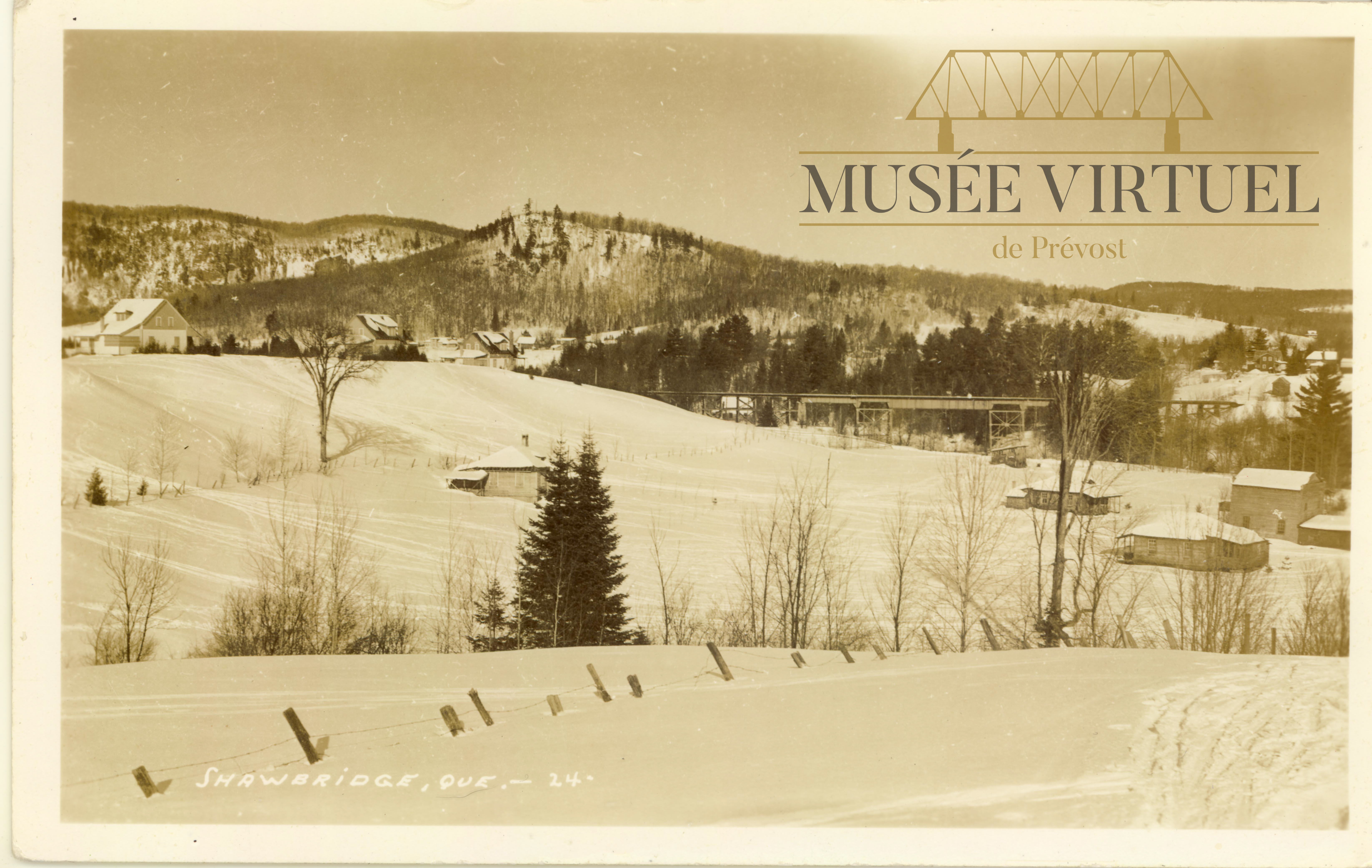2. La clôture au premier-plan démarque à gauche la terre de Gordon Shaw et à droite celle de Richer. À l'arrière-plan, on y voit le pont du C.N. appelé 'trussel' ainsi que les dernières maisons au sud du village du Vieux-Prévost. Là où est aujourd'hui situé le viaduc de l'autoroute 15N. Vers les années '30 - Collection de Guy Thibault - © Ludger Charpentier