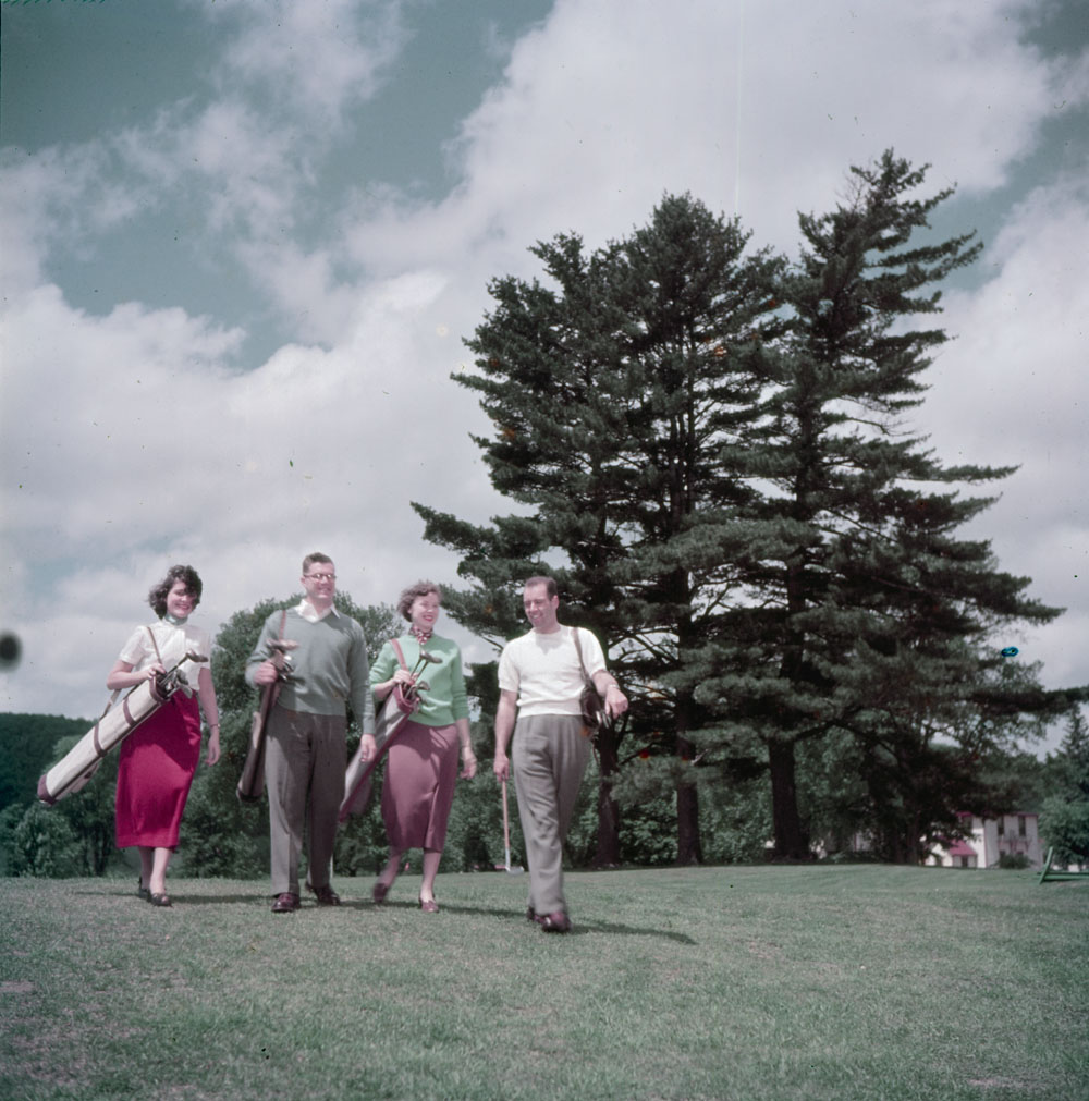 5. Un homme et trois femmes jouant au golf à Shawbridge - Collection de la Bibliothèque et Archives Canada; droits d'auteur : Gouvernement du Canada © Chris Lund