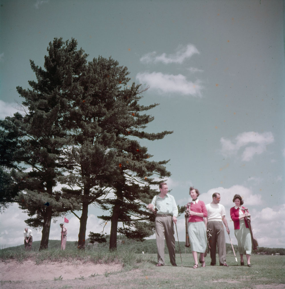 6. Un homme et trois femmes jouant au golf à Shawbridge - Collection de la Bibliothèque et Archives Canada; droits d'auteur : Gouvernement du Canada © Chris Lund