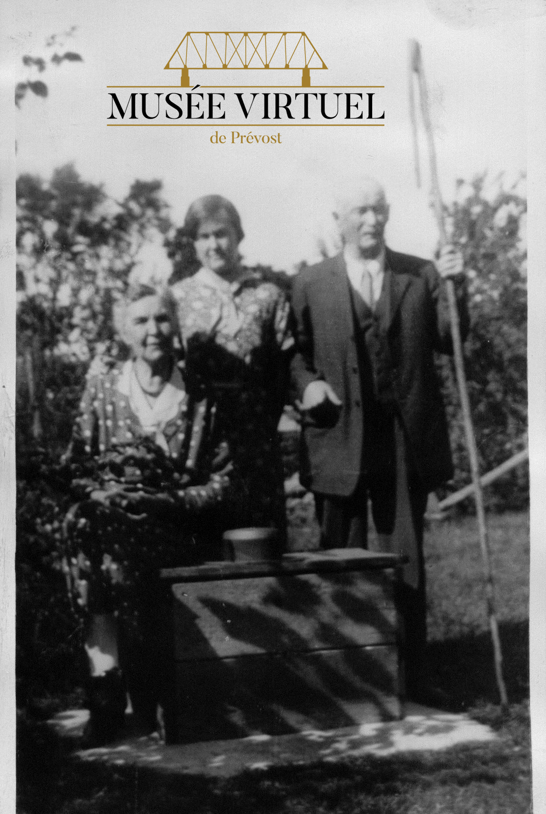2. Rufus Cleary, sa conjointe et leur fille Marion qui étaient propriétaires du Strathcona Cottage, voisin au nord de Gordon Shaw sur la rue Principale en 1911 - Collection de Françoise Desnoyers / Famille McAllister