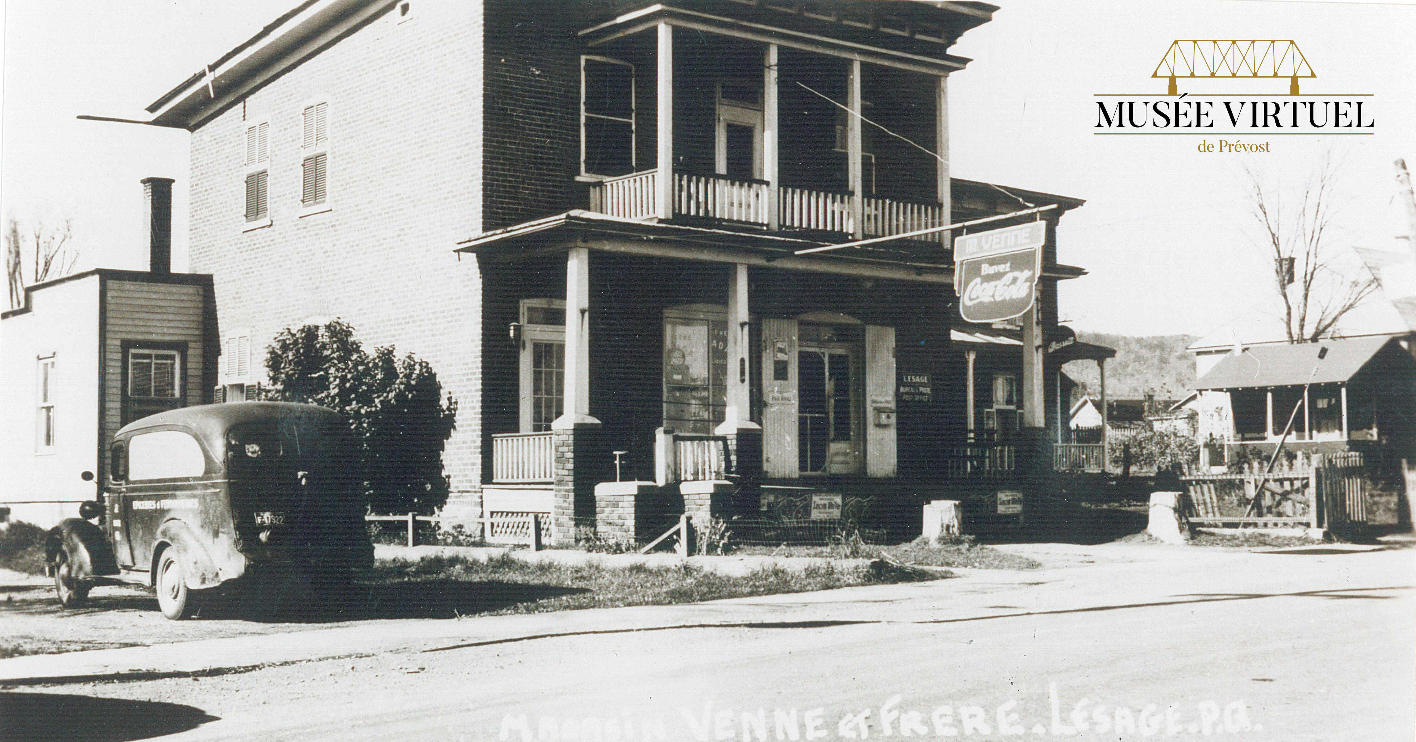 3. Au magasin général Venne, qui fut aussi le bureau de poste et appartenait originalement à Aldéric Renaud, en 1950 - Collection de Réjean Lesage
