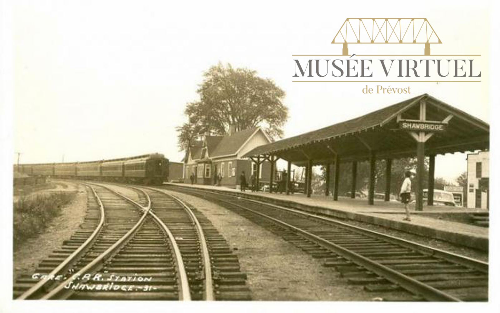 5. Gare du C.P. de Shawbridge vers 1940 où on remarque, grâce à la présence de 3 voies et la présence du superbe auvent-marquise, l'affluence importante de l'époque - Collection de la gare de Prévost - © Ludger Charpentier