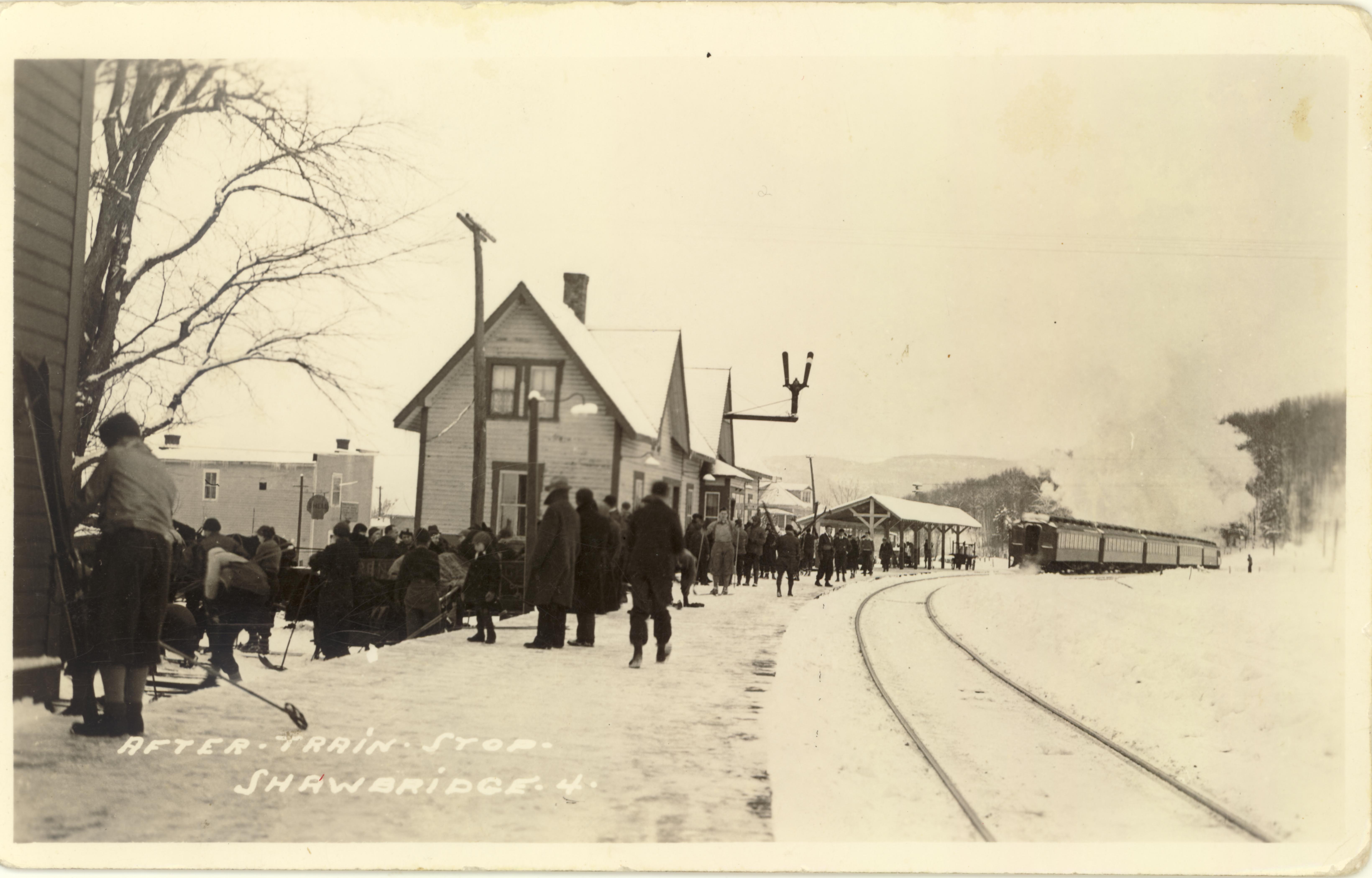 4. Après l'arrêt du train, les passagers partent en ski vers les pentes vers 1935 - Collection de Guy Thibault - © Ludger Charpentier