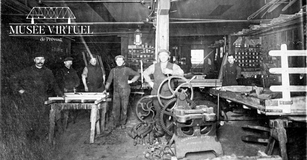 Intérieur de la manufacture d'Arthur Richard - Collection du Conseil de la Fabrique dans le cadre d'une exposition organisée pour l'anniversaire de la paroisse Saint-François-Xavier en 1988