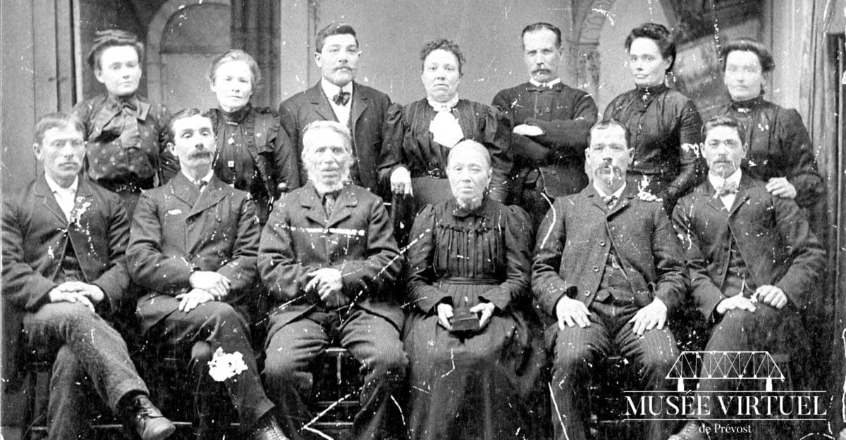 Famille d'Antoine Dagenais, du rang 3, aujourd'hui connu comme le chemin du Lac-Écho - Collection du Conseil de la Fabrique dans le cadre d'une exposition organisée pour l'anniversaire de la paroisse Saint-François-Xavier en 1988