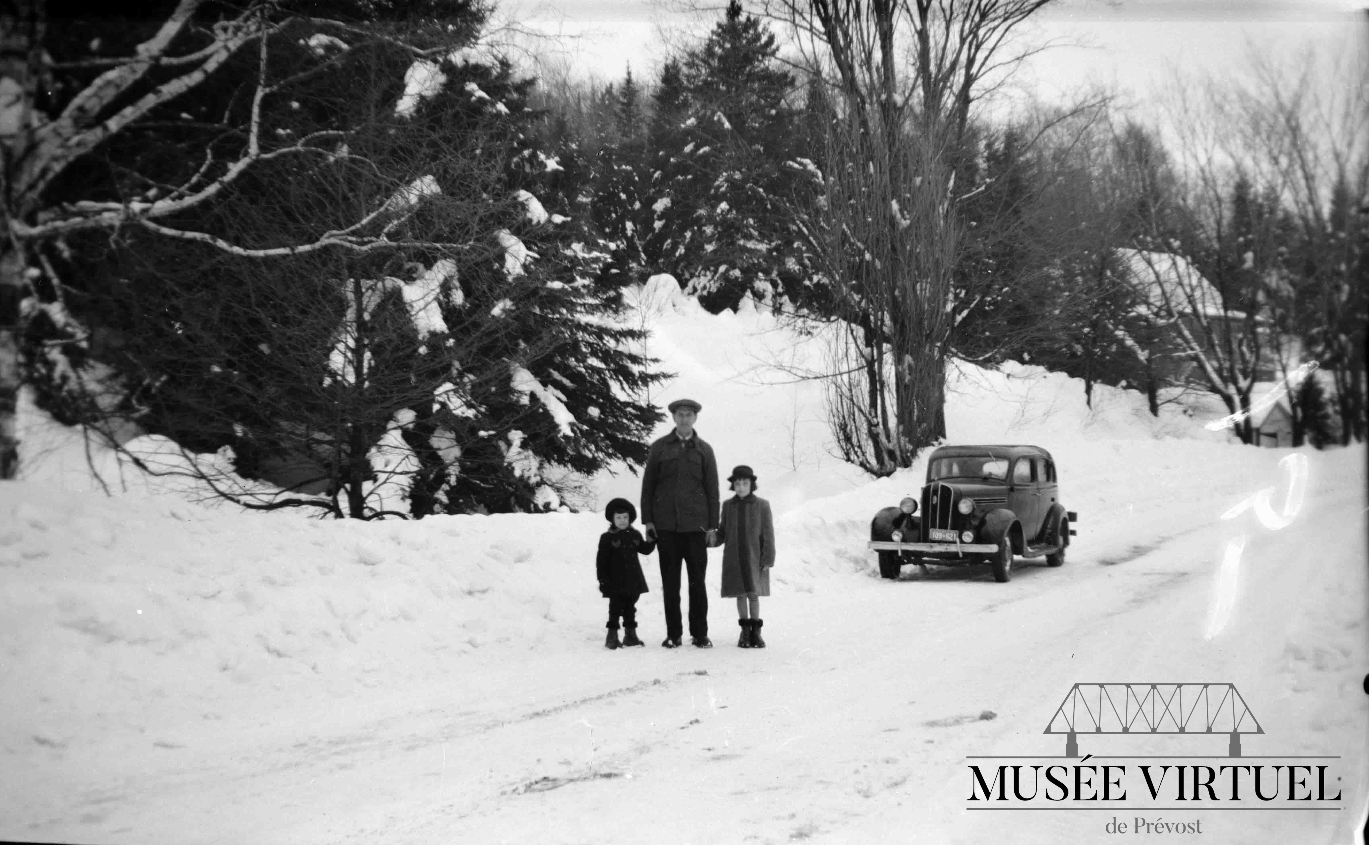 5. Isaïe Brosseau avec ses filles Gisèle et Béatrice vers 1950 - Collection de la famille Brosseau