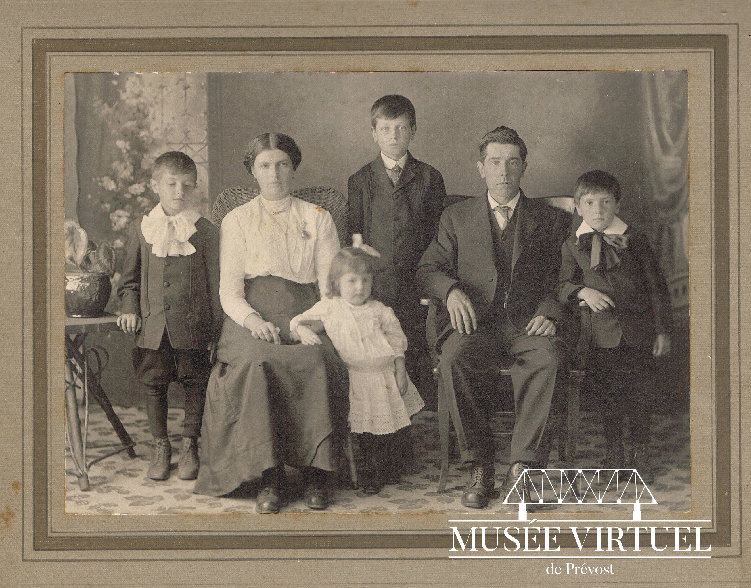 1. La famille d'Hormidas Morin composée de Rosario, Maman Clérinda, Gilberte, Émilien, papa Hormidas et Victor - Collection de Marie Morin - © Jos Bélanger