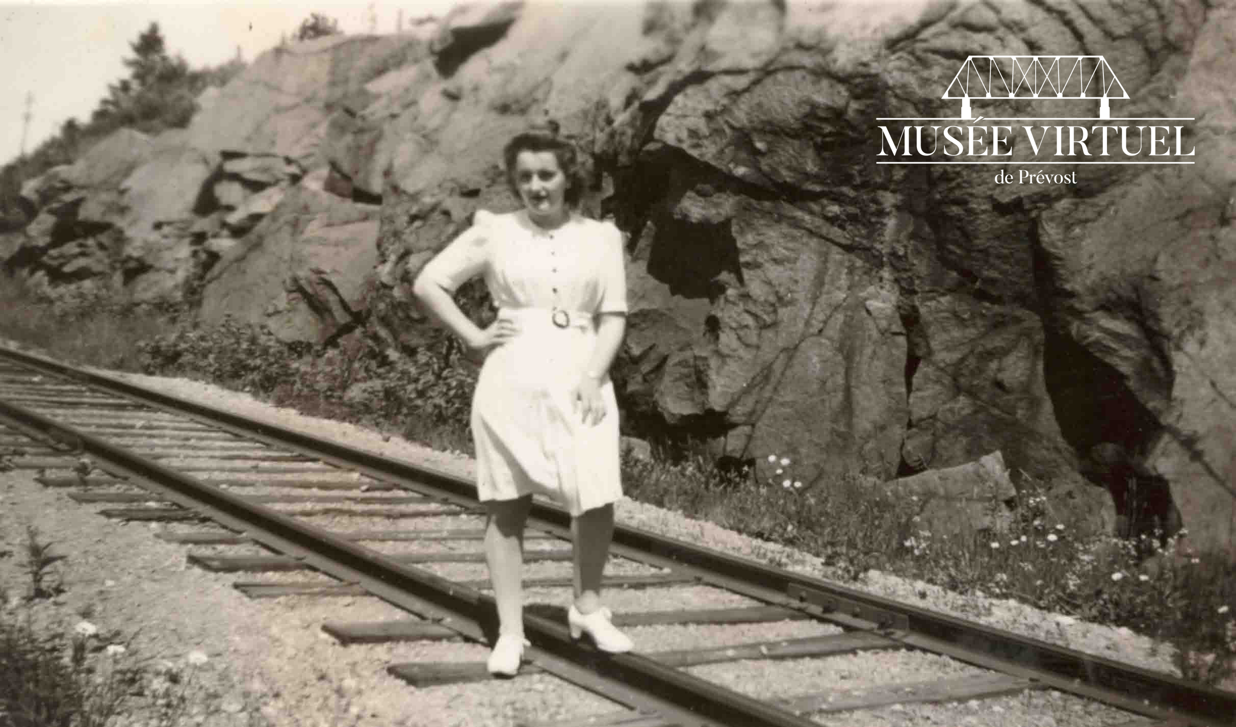 5. Hélène Brosseau derrière la maison d'Isaïe se trouvait la voie ferrée du C.N. le 2 juillet 1944 - Collection de la famille Brosseau