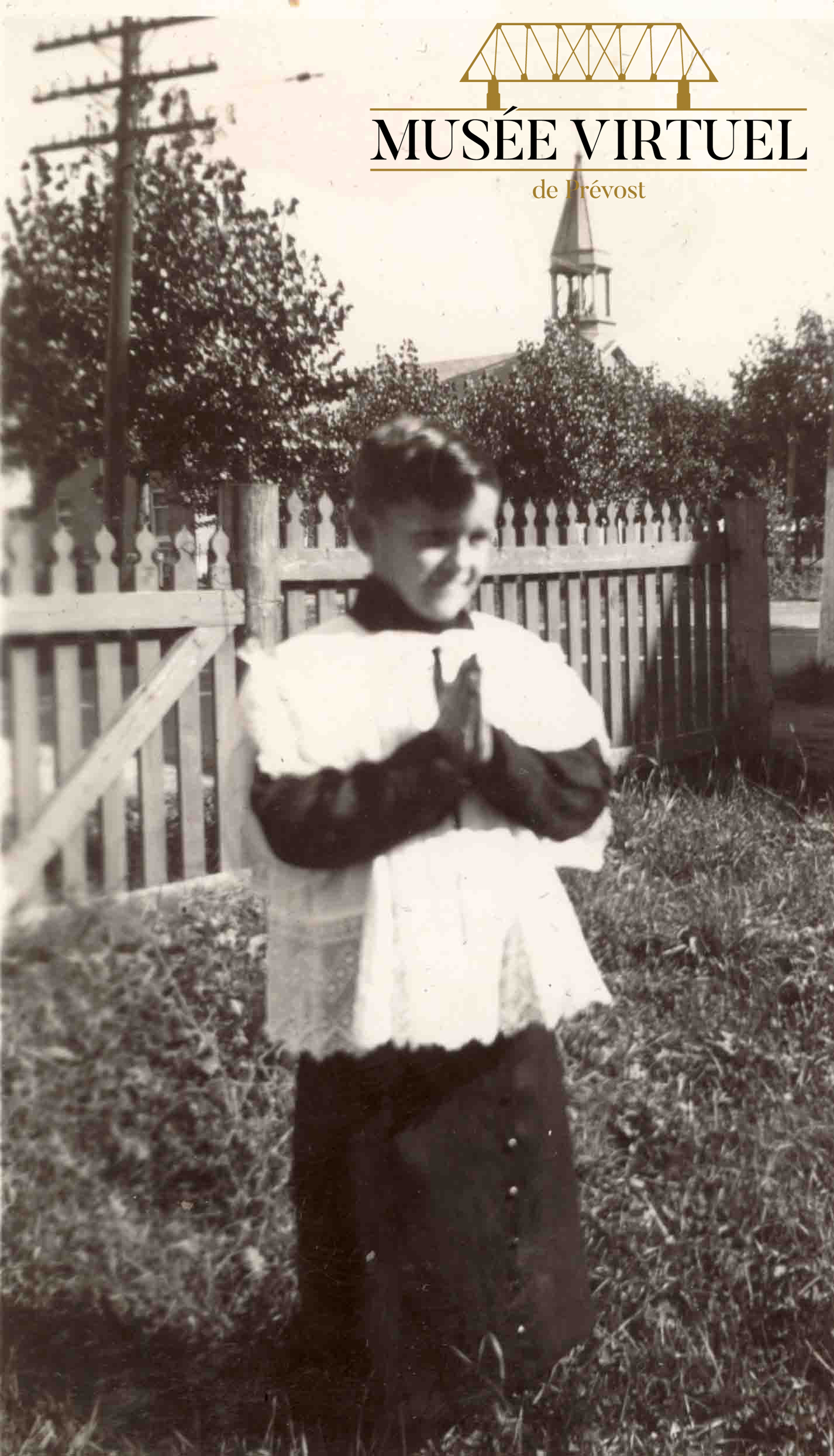 9. Eugène Brossea à 7 ans, servant de messe, en 1940. On voit le clocher de l'Église Saint-François-Xavier en arrière-plan - Collection de la famille Brosseau