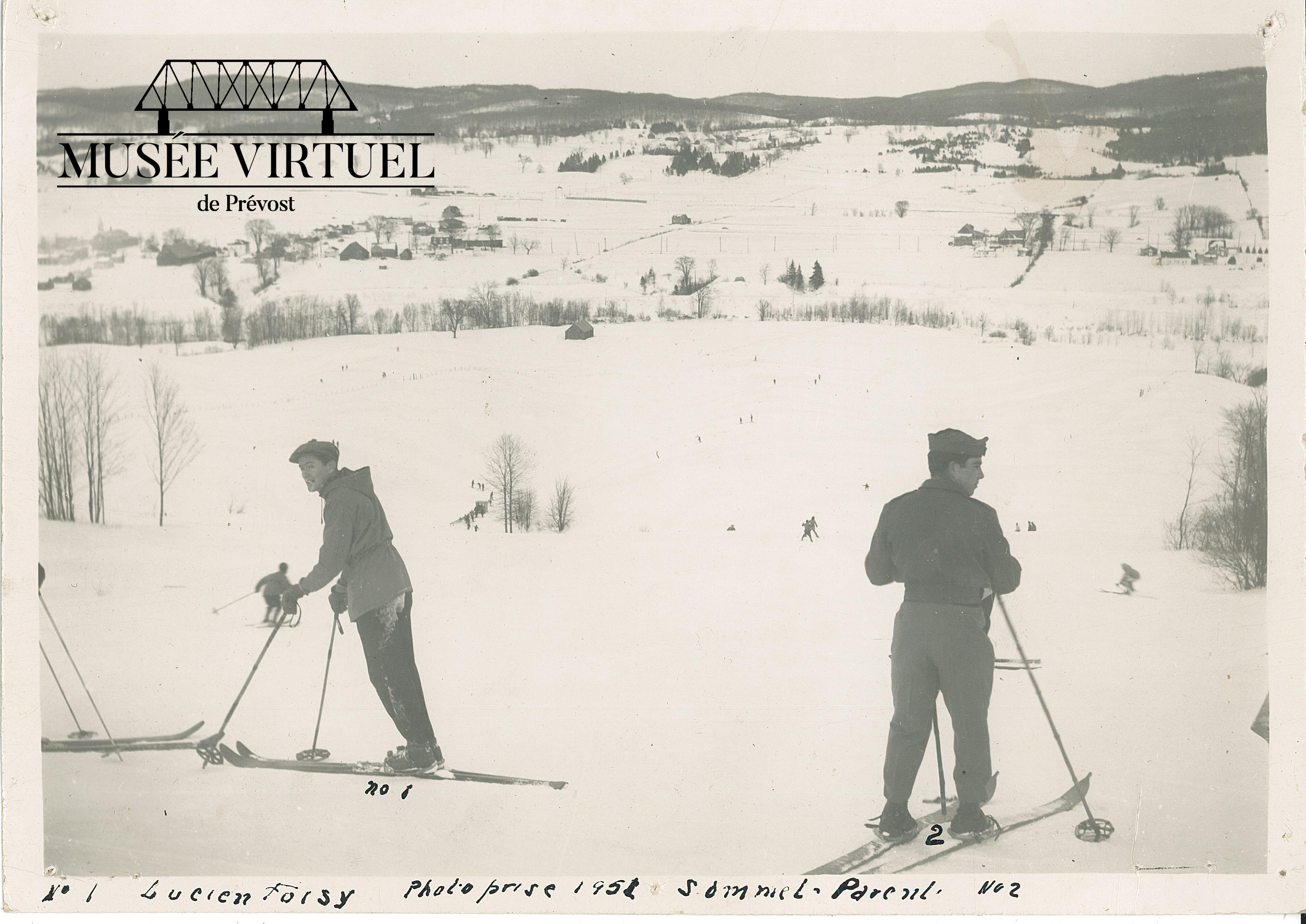12. Deux skieurs sur la pente Parent le 7 janvier 1951. À gauche, il s'agit de Lucien Foisy, représentant de la Brasserie Molson. Nous ignorons qui est le second. - Collection de Luc Parent