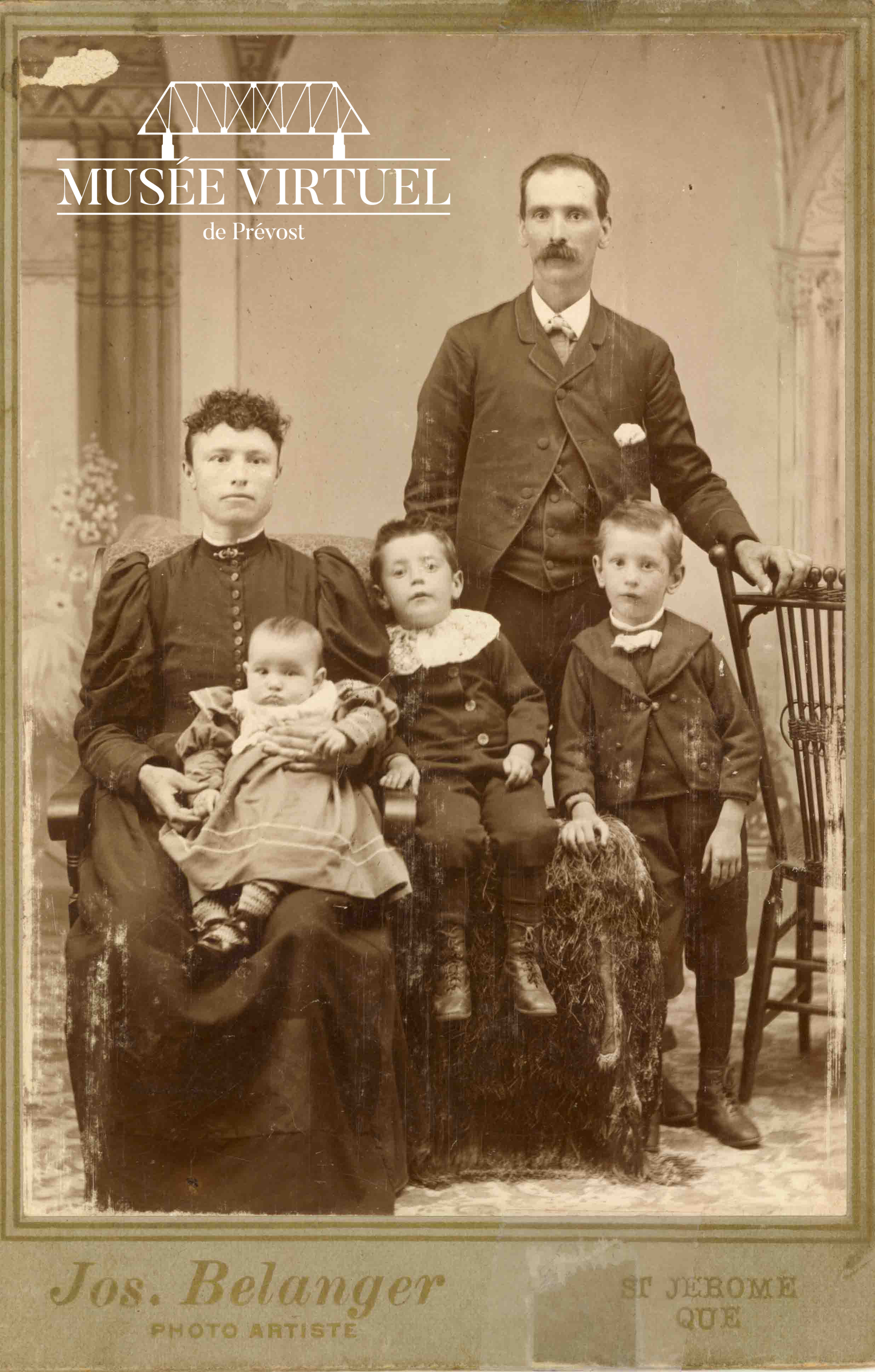 8. Scène typique des studios photo de l'époque sur laquelle figure la famille de Donalda et de Ferdinand Brosseau vers 1904-05. On les voit avec leurs fils Isaïe, Polydor et Willie - Collection de la famille Brosseau - © Studio Jos Bélanger