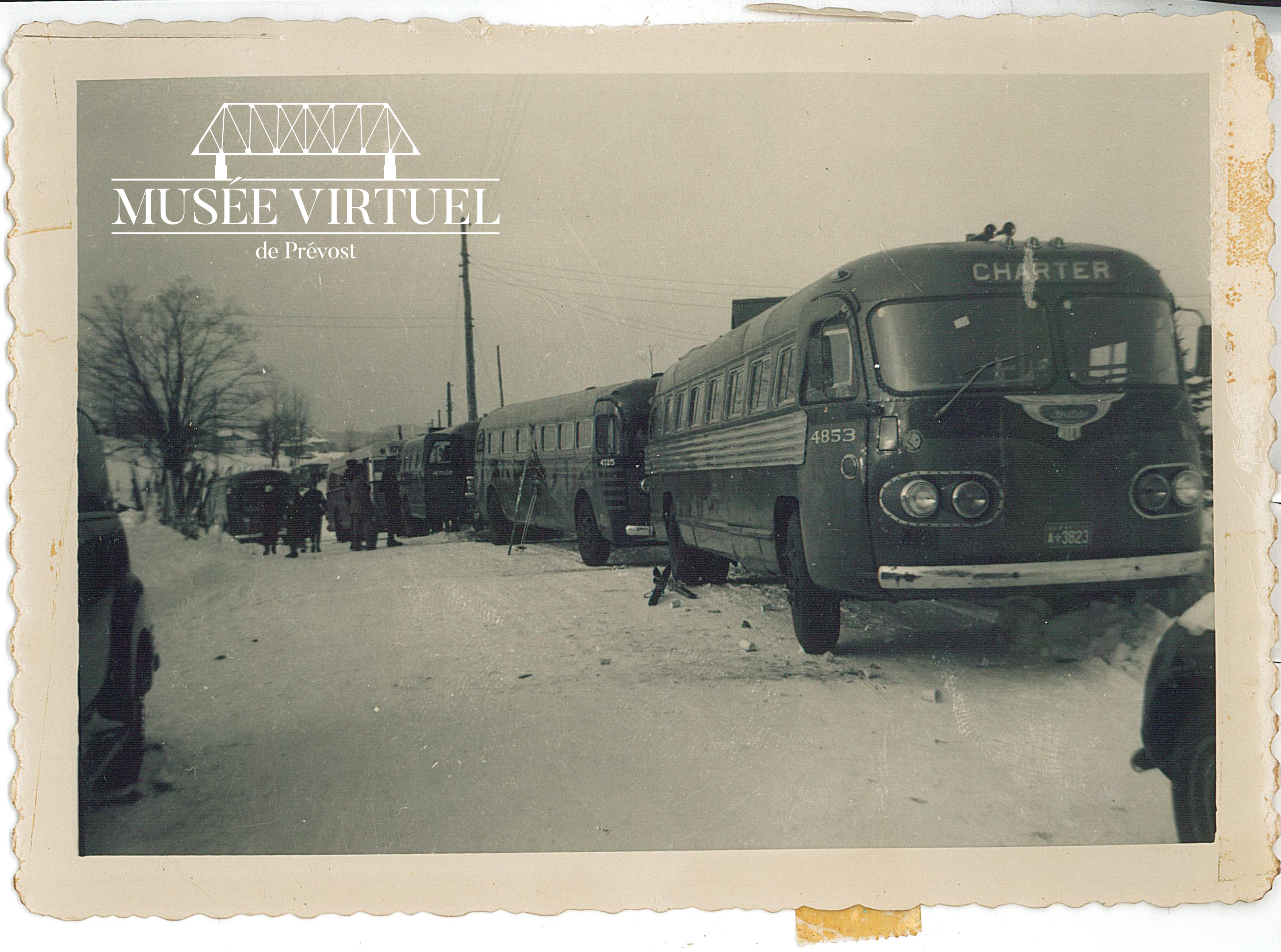 4. Des autobus nolisés de voyageurs s'arrêtant au Sommet Parent pour skier vers 1950 - Collection de Luc Parent