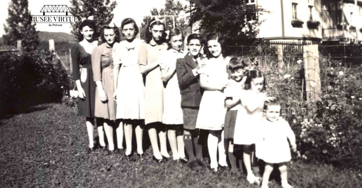 Les 10 enfants d'Isaïe et de Délicia Brosseau : Aline, Hélène, Marguerite, Annette, Lucille, Eugène, Denise, Isabelle, Réjeanne et Gisèle en 1940 - Collection de la famille Brosseau