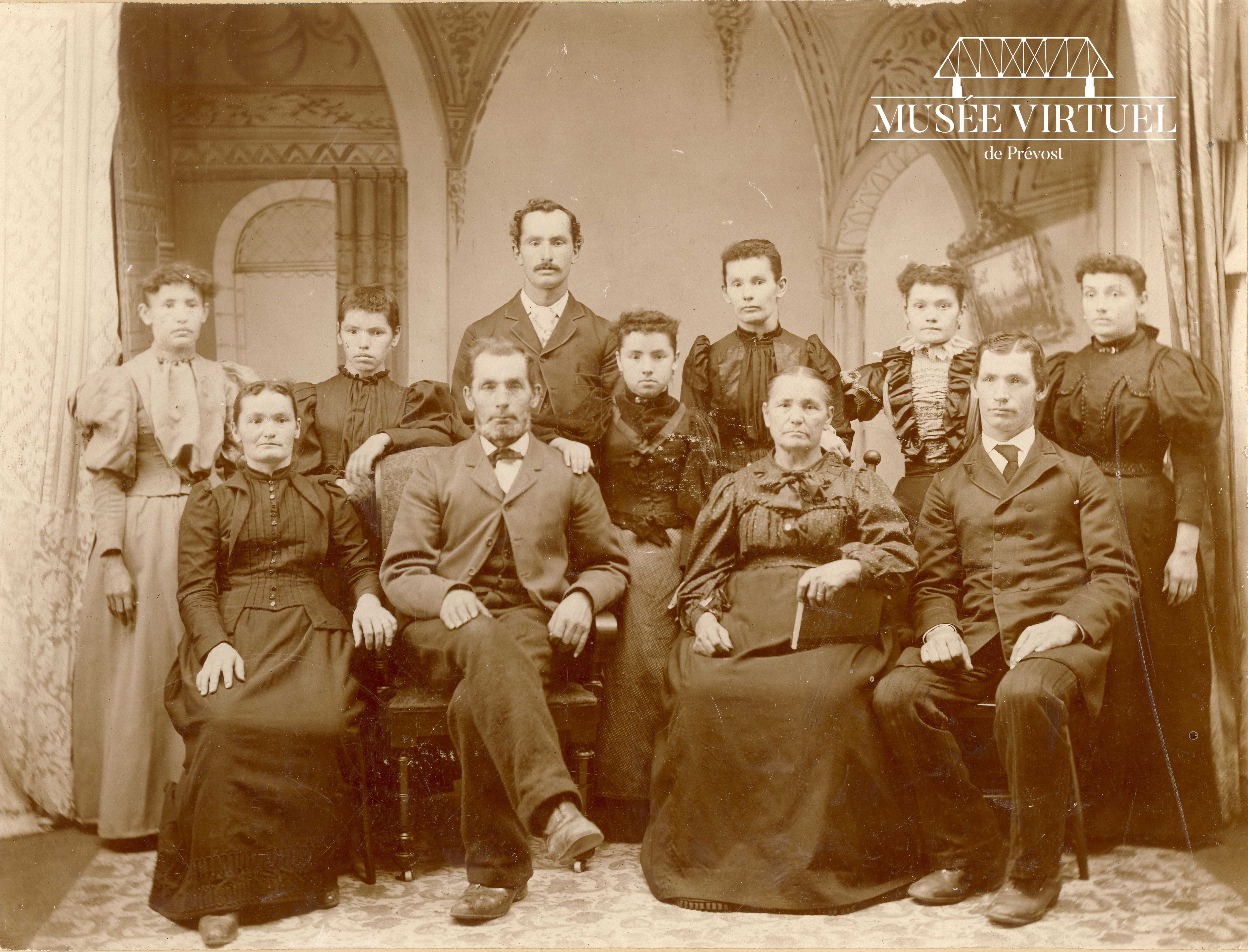 2. La famille de Louis Gohier et de Pauline Charbonneau. On y voit Alzire, Nancy, Louis Jr Clautilde Agnès, Alphonsine, Virginie, Louis (père), Pauline (mère) et Dominique, en 1898 - Collection de la famille Dagenais